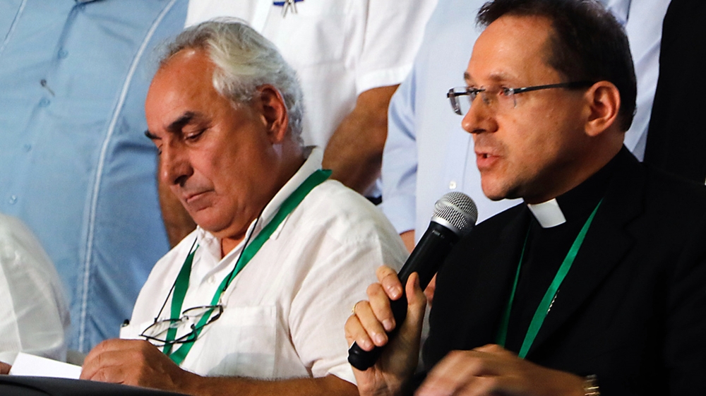 Rosadilla (L) did not give the exact number of prisoners due to be released [Maynor Valenzuela/AFP]