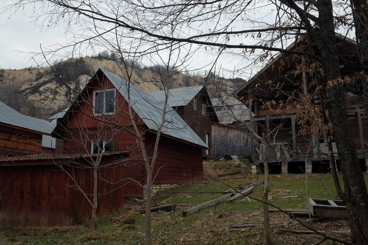 The rush of some to gain as much as possible from the company’s interest in the land around Ro?ia Montana, meant that in one area, people bought small plots of land and quickly build houses in order t