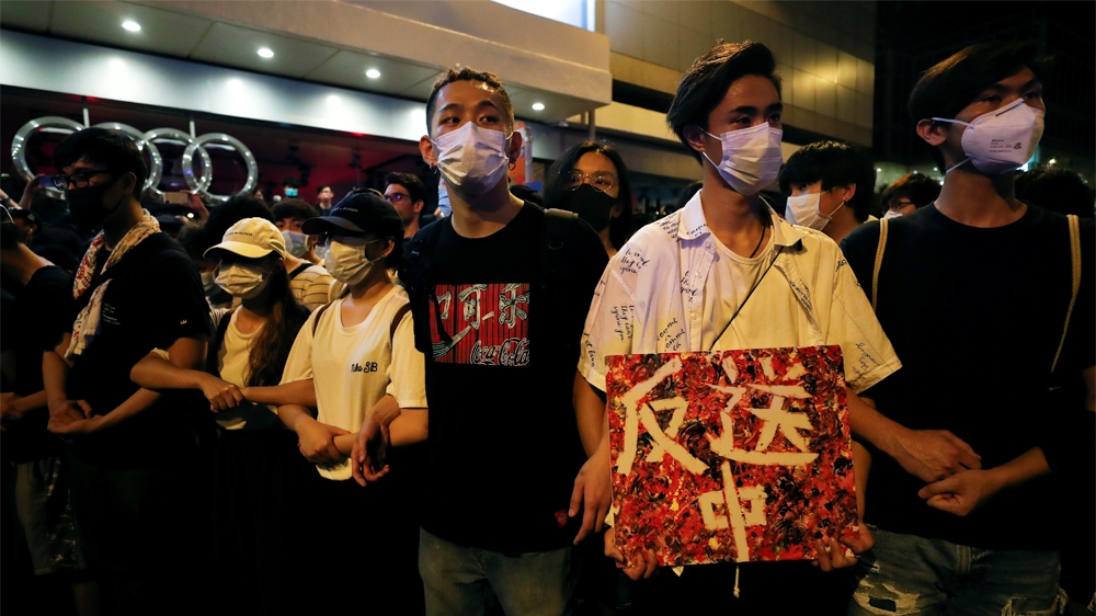Demonstrators refuse to leave a main road during a protest to demand authorities scrap a proposed extradition bill with China, in Hong Kong, China June 9, 2019. REUTERS/Tyrone Siu