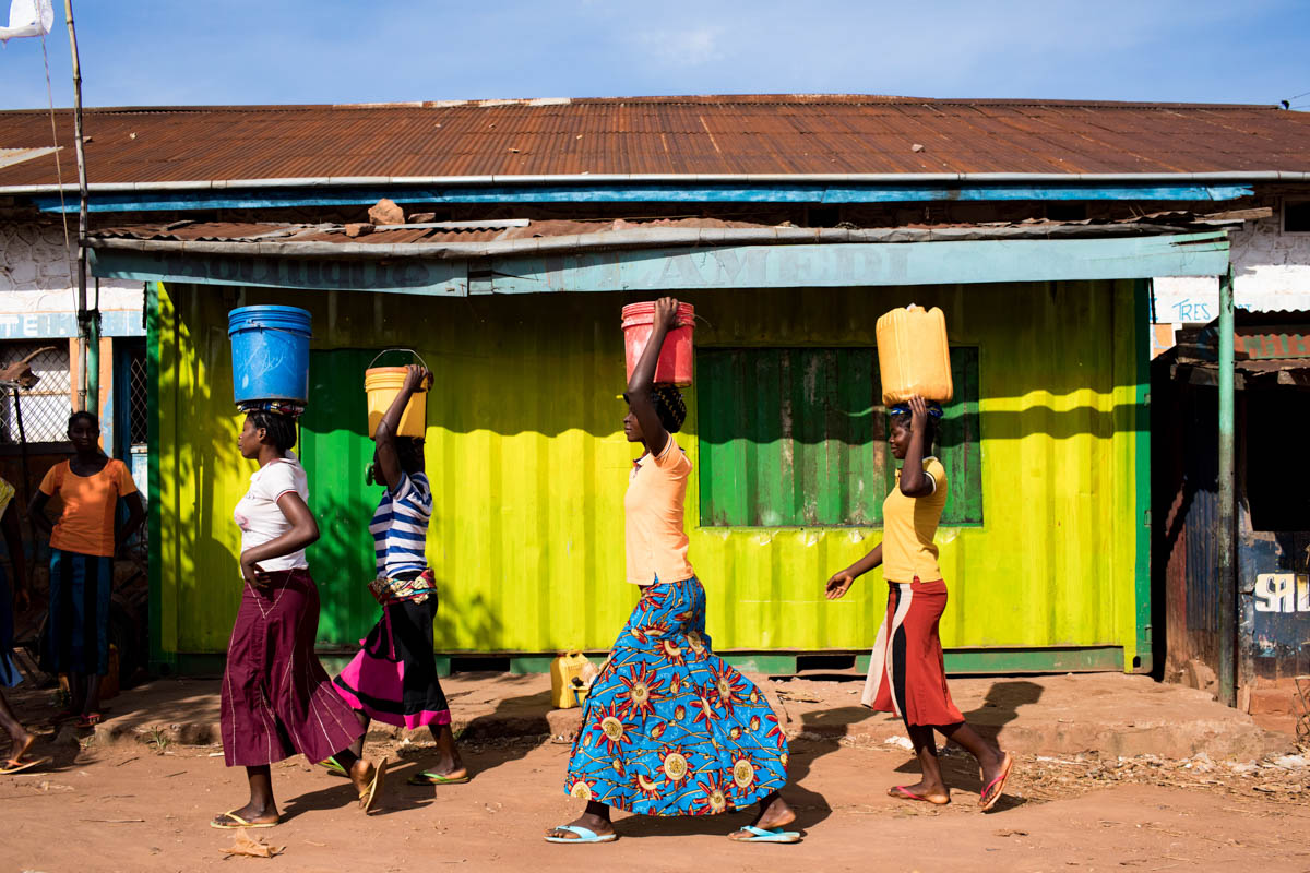 Women return from the well in the small town of Nadandjika. There is almost no running water network in the Kasai region.
