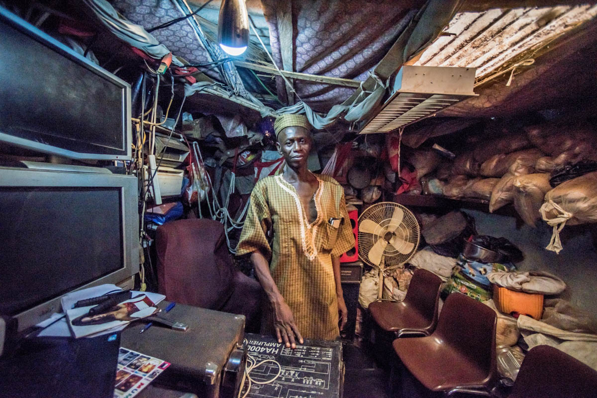 Healer David Conteh mixes pastes and tinctures out of powders, roots and leafs – to drive away evil spirits, as he explains.