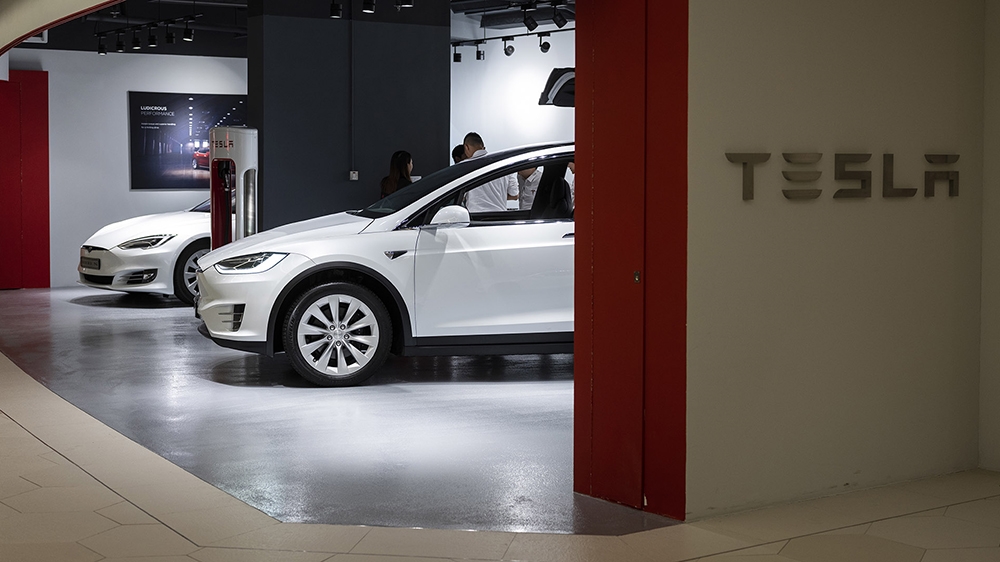 TESLA: Justin Chin/BLOOMBERG