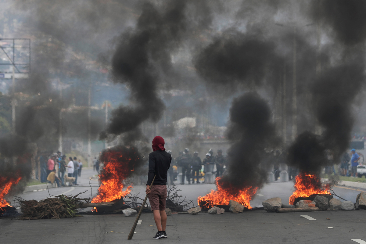 Dozens of people participate in the tenth day of protests against the Government, East of Quito, Ecuador, 12 October 2019. The wave of protests in Ecuador, led by the indigenous movement with the sup