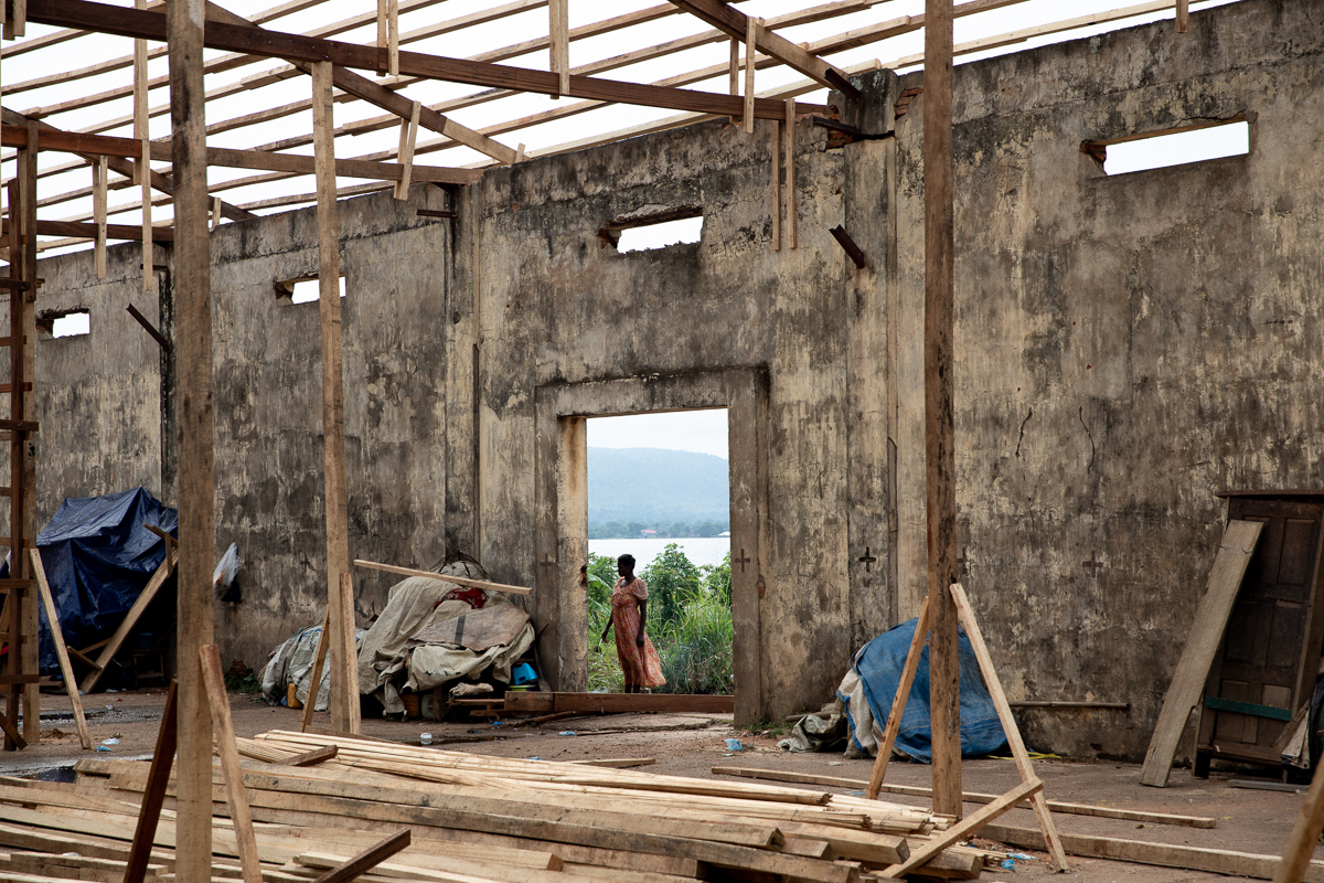 The Minister in charge of humanitarian affairs is planning to relocate the displaced in three to four sites. They are under construction, like the Socada site pictured above. November 4, 2019. Bangui,