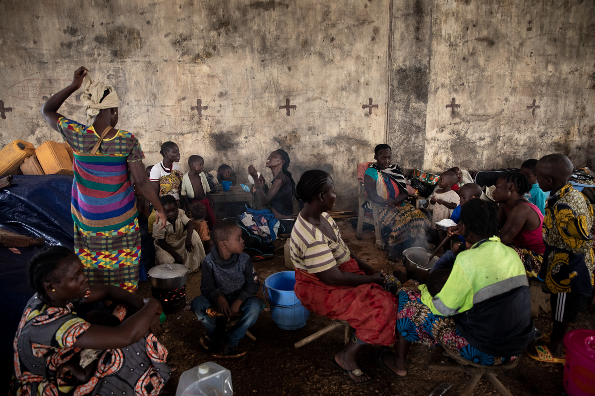 “I’m too hungry,” says Madeleine Yaounde, 35-years-old mother of ten (center). To her, the food distribution are insufficient. Like many others from the Île aux Singes, she lost her fishing nets in th