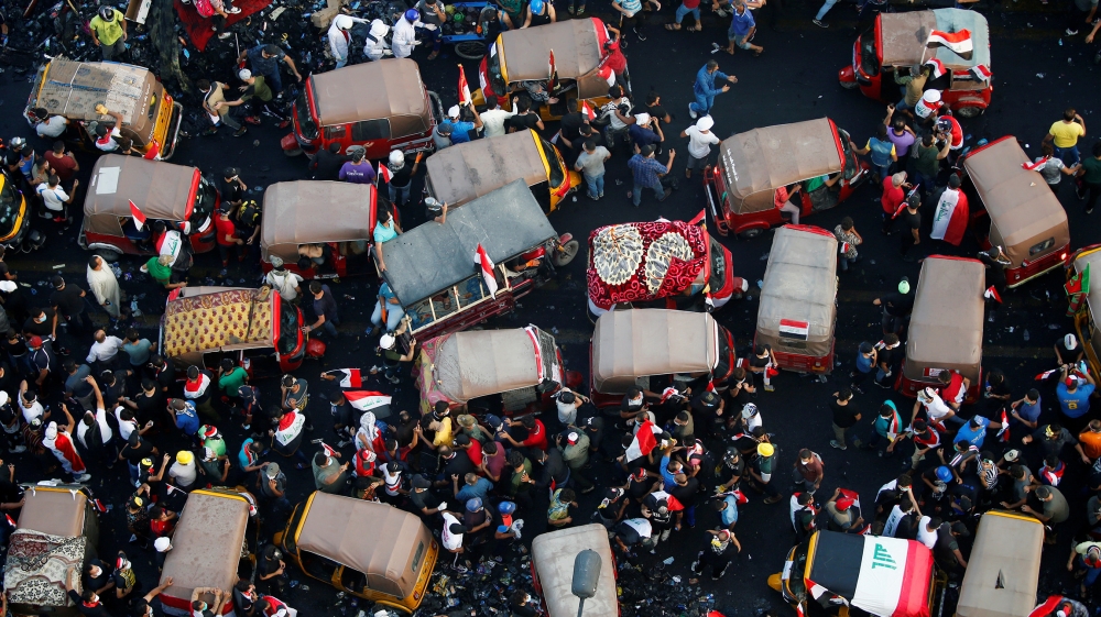 Demonstrators and tuk-tuk drivers take part in anti-government protests in Baghdad, Iraq October 30, 2019. REUTERS/Thaier Al-Sudani TPX IMAGES OF THE DAY
