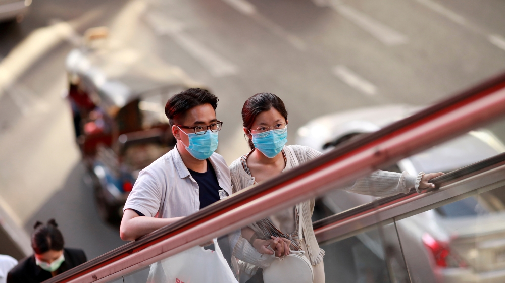Poeple wear masks to prevent the spread of the new coronavirus at Bangkok, Thailand January 28, 2020. REUTERS/Soe Zeya Tun