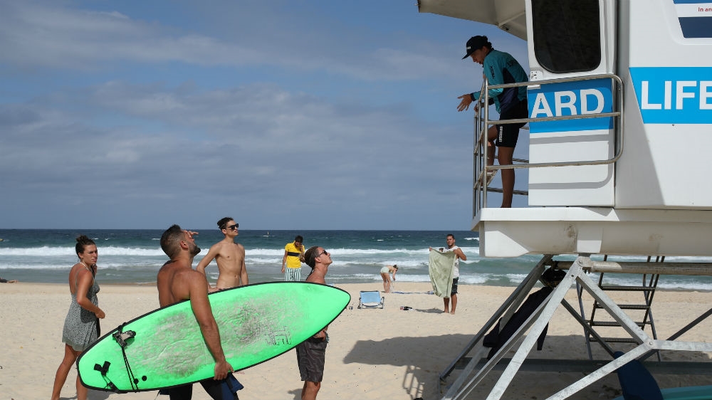 A lifeguard explains the closure of Bondi Beach to surfers and swimmers after thousands of people flocked there in recent days, defying social distancing advice over COVID-19