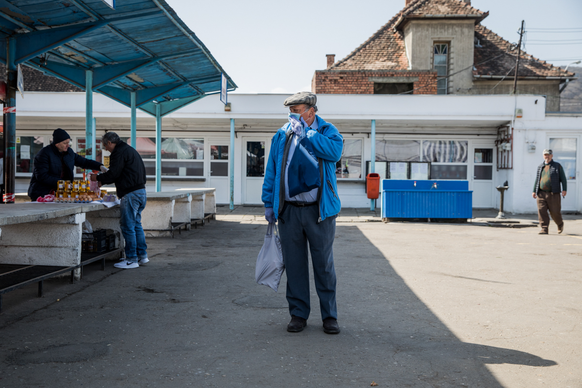 Elderly people, 65+ are only allowed to get out of their homes between 11:00 and 13:00. Around 11:30, the market in Sighisoara was pretty crowded, mainly older people buying vegetables and fruits. Sig