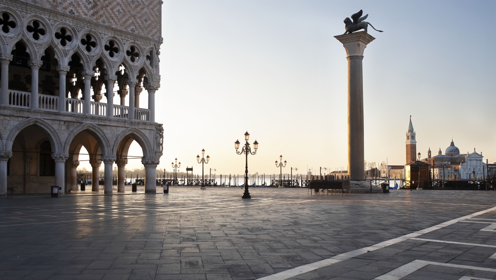 Venice canals run clear due to coronavirus lockdown