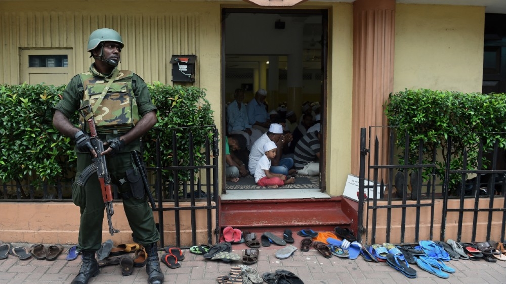 A Sri Lankan army soldier guards a mosque in Sri Lanka’s capital Colombo on March 9, 2018, amid fears that anti-Muslim riots in the central region of Kandy could spre
