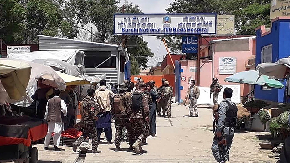 Afghan security personnel arrive at the site of an attack outside a hospital in Kabul on May 12, 2020. - Gunmen stormed a hospital on May 12 in an ongoing attack in the Afghan capital Kabul, a governm