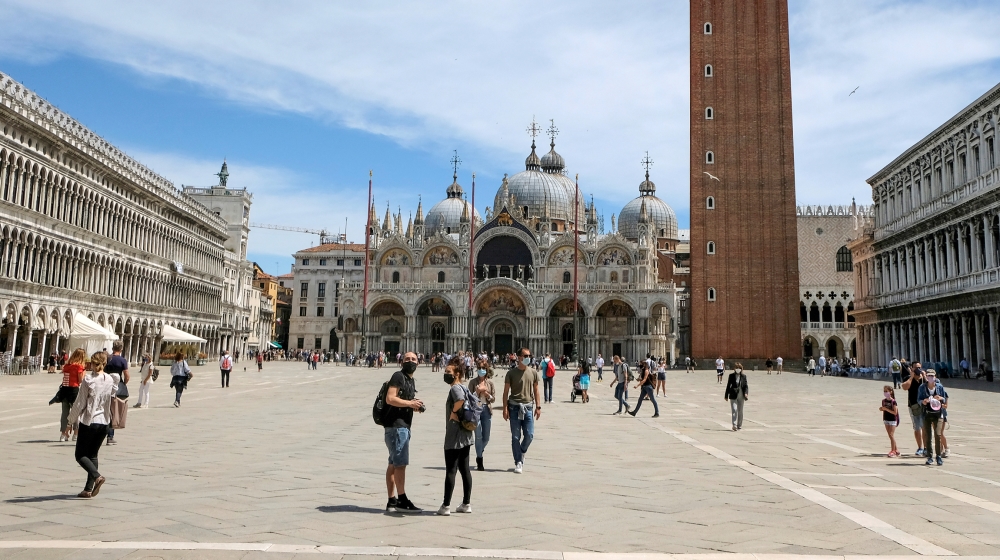 Tourists wearing protective masks are pictured at St. Mark's Square following the outbreak of the coronavirus disease (COVID-19) in Venice, Italy, May 24, 2020. REUTERS/Manuel Silvestri/File Photo
