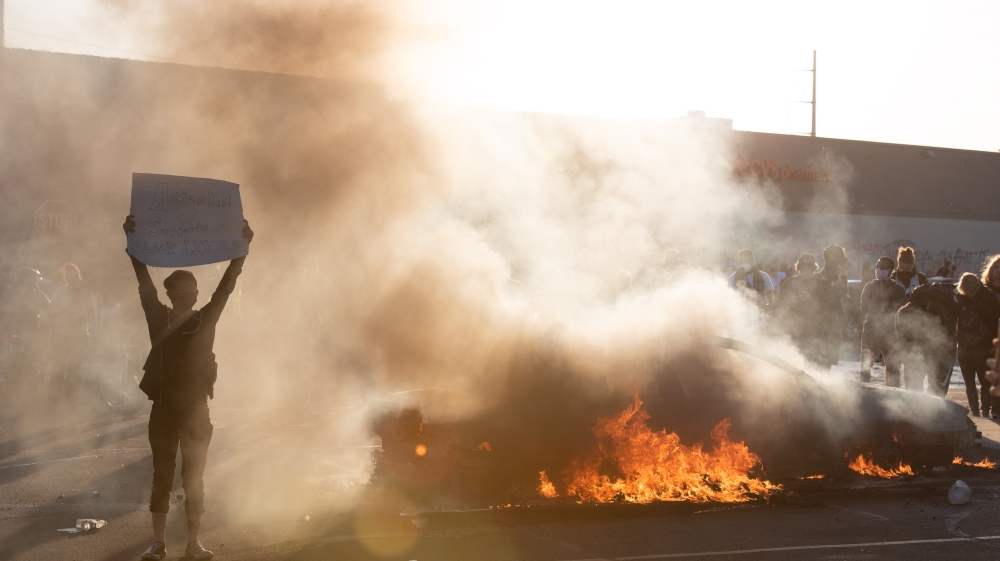 US: Protestors set fire to Minneapolis police precinct