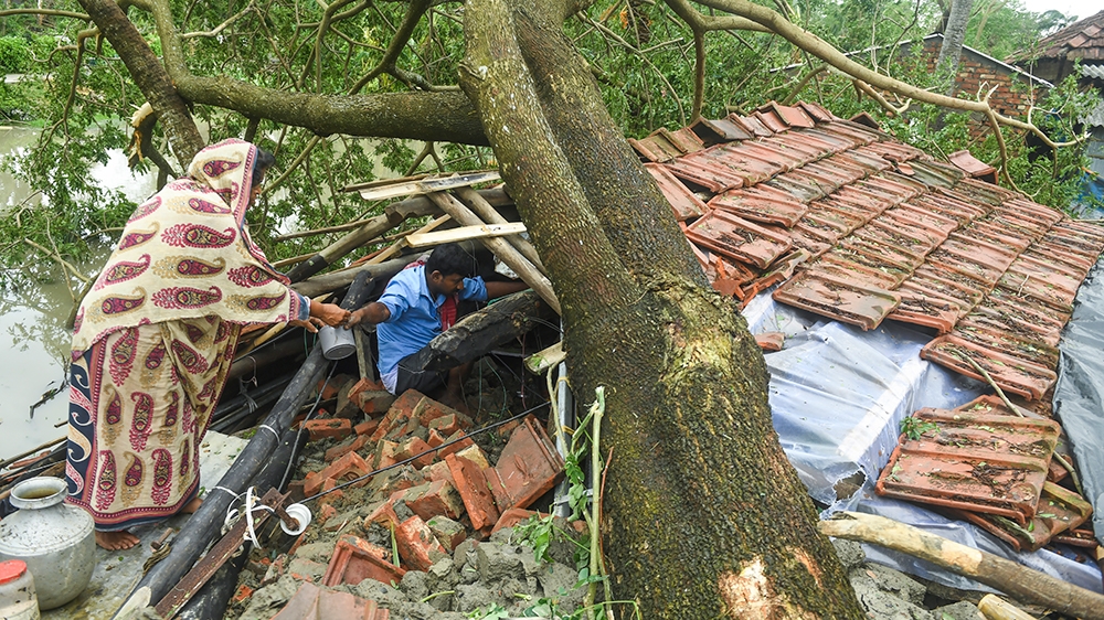 Villagers salvage items from their house damaged by cyclone Amphan in Midnapore, West Bengal, on May 21, 2020. - The strongest cyclone in decades slammed into Bangladesh and eastern India on May 20, s