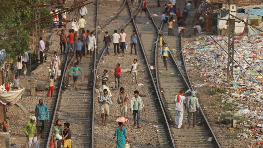Migrant workers in New Delhi return their villages