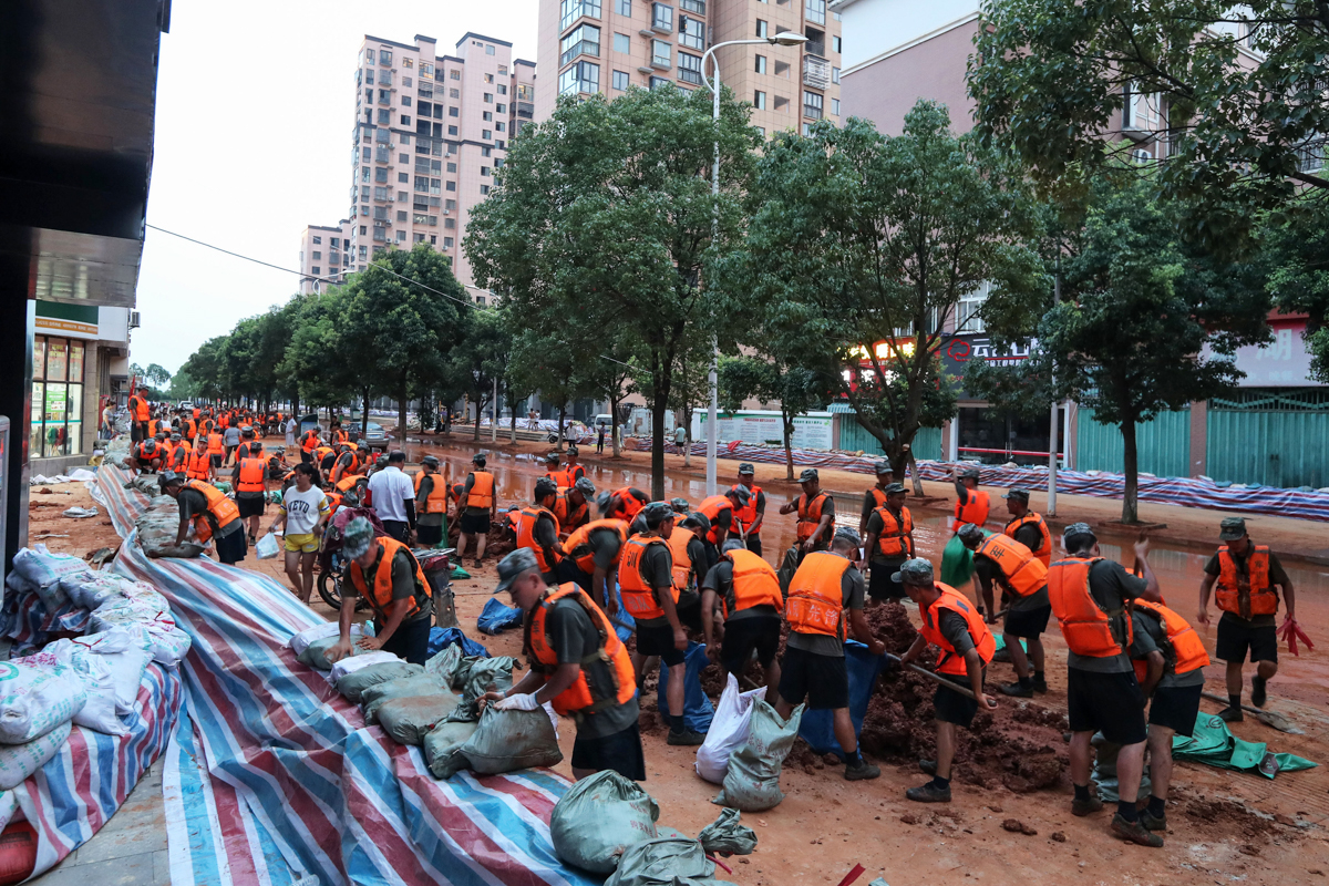 This photo taken on July 13, 2020 shows Chinese soldiers building an emergency levee near the shore of Boyang lake to contain flooding due to seasonal rains and the swollen Yangtze River in Jiujiang i