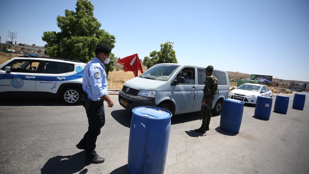 Palestinian security forces in the occupied West Bank city of Ramallah create checkpoints within measures taken against the coronavirus pandemic due to increase of cases [Anadolu Agency]