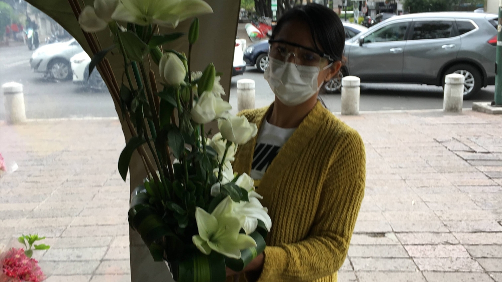 Vanessa buying flowers for the family of a COVID-19 victim