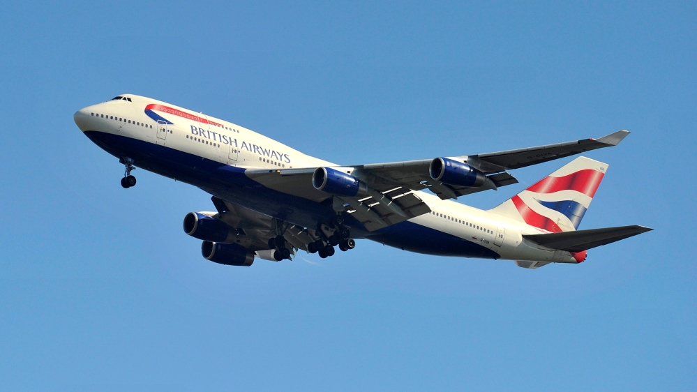 British Airways Boeing 747-400 flies into Heathrow Airport