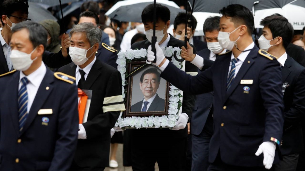 Amid worries of the spread of the coronavirus, mourners attend on Monday the funeral of late Seoul Mayor Park Won-soon at Seoul City Hall Plaza