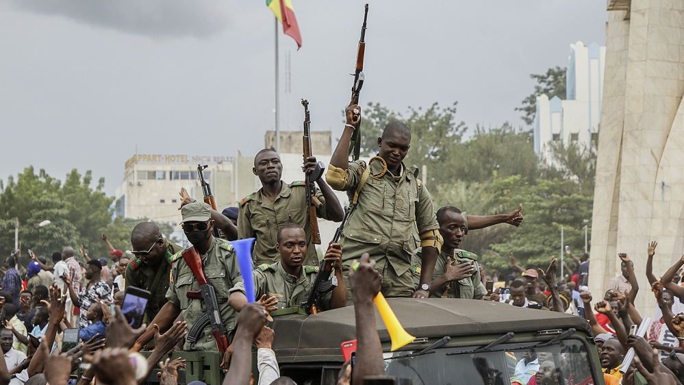 epa08611367 Malians cheer as Mali military enter the streets of Bamako, Mali, 18 August 2020. Local reports indicate Mali military have seized Mali President Ibrahim Boubakar KeÔta in what appears to