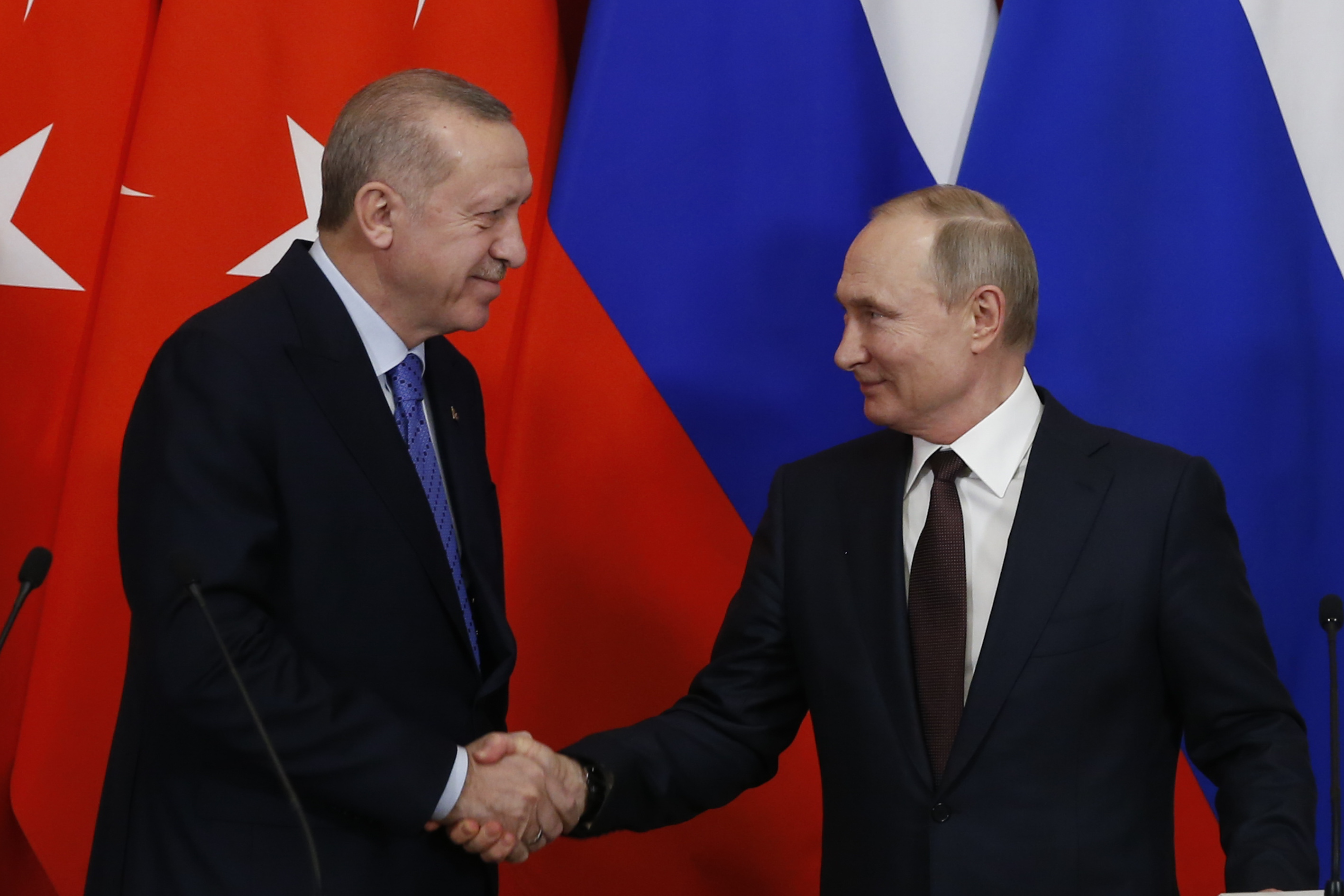 Turkish President Recep Tayyip Erdogan and Russia's President Vladimir Putin shake hands at the end of a joint news conference following a meeting at the Kremlin Palace in Moscow, Russia on March 5, 2020 [Sefa Karacan/Anadolu Agency]