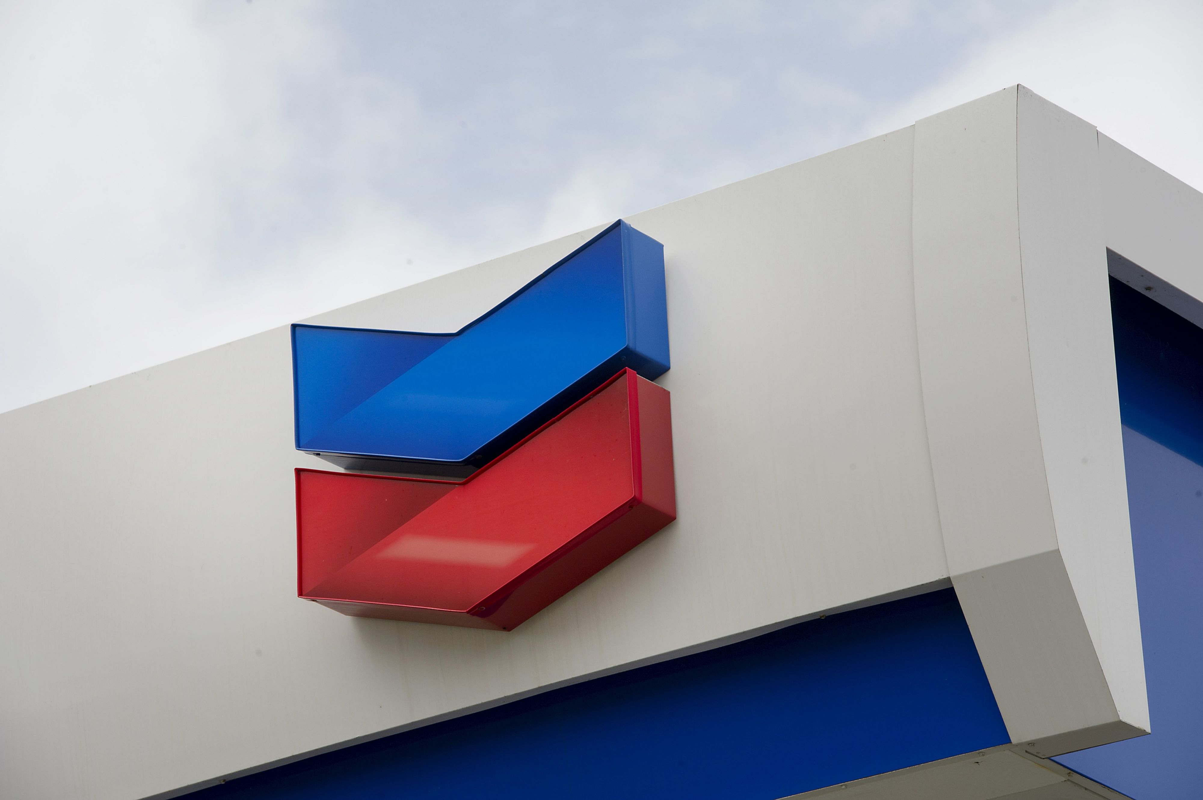 The Chevron Corp. logo is displayed at one of the company's fueling stations in Richmond, California, U.S., on Thursday, April 24, 2014. Chevron Corp. is expected to release earning figures on May 2. Photographer: David Paul Morris/Bloomberg