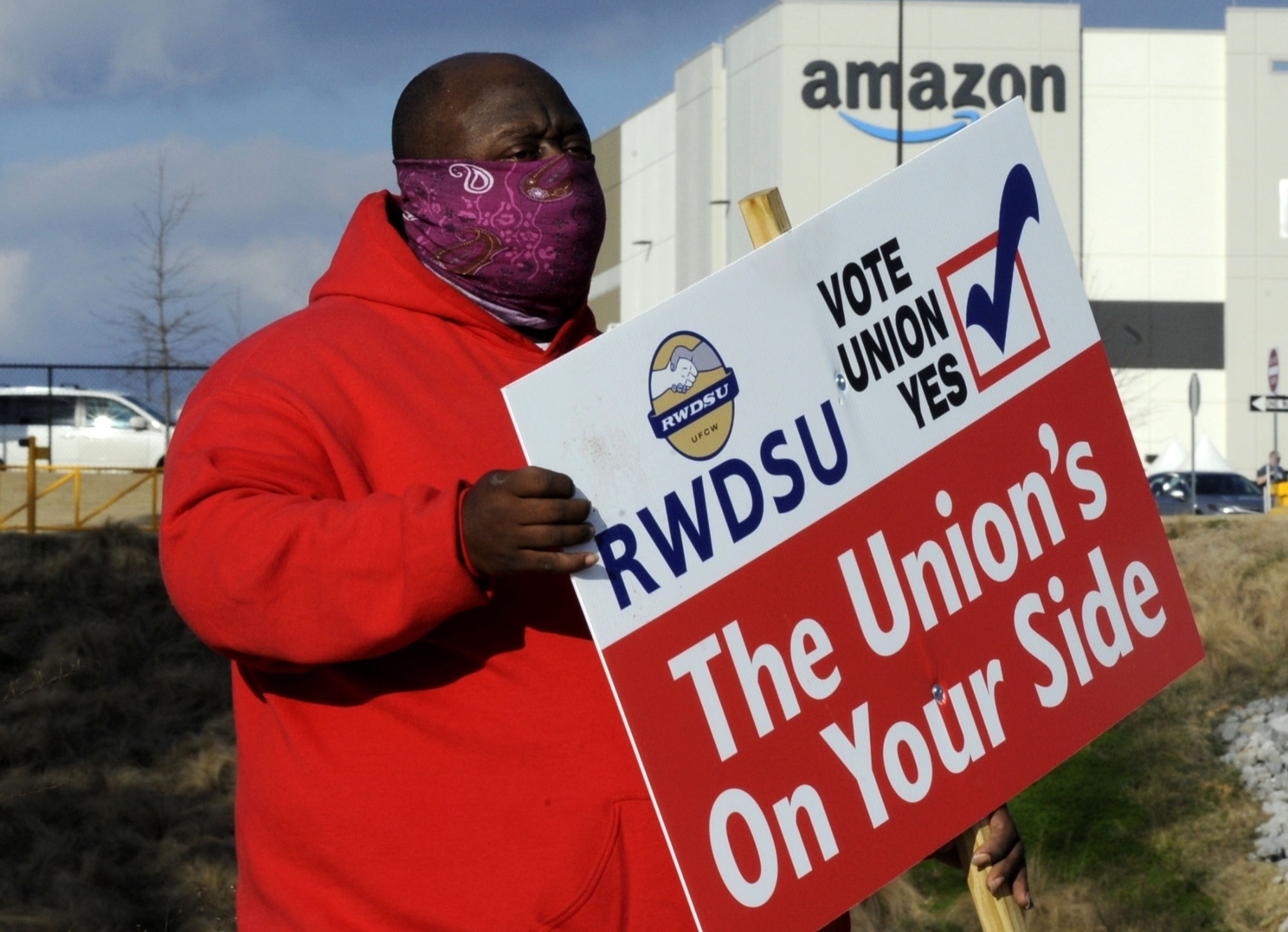 A small but growing number of Amazon workers at this warehouse in Bessemer, Alabama in the United States are publicly calling for a union, and with just a few days to go until the vote closes on March 29, the majority of the more than 5,800 workers at the site still haven’t cast their ballots [File: Jay Reeves/AP Photo]