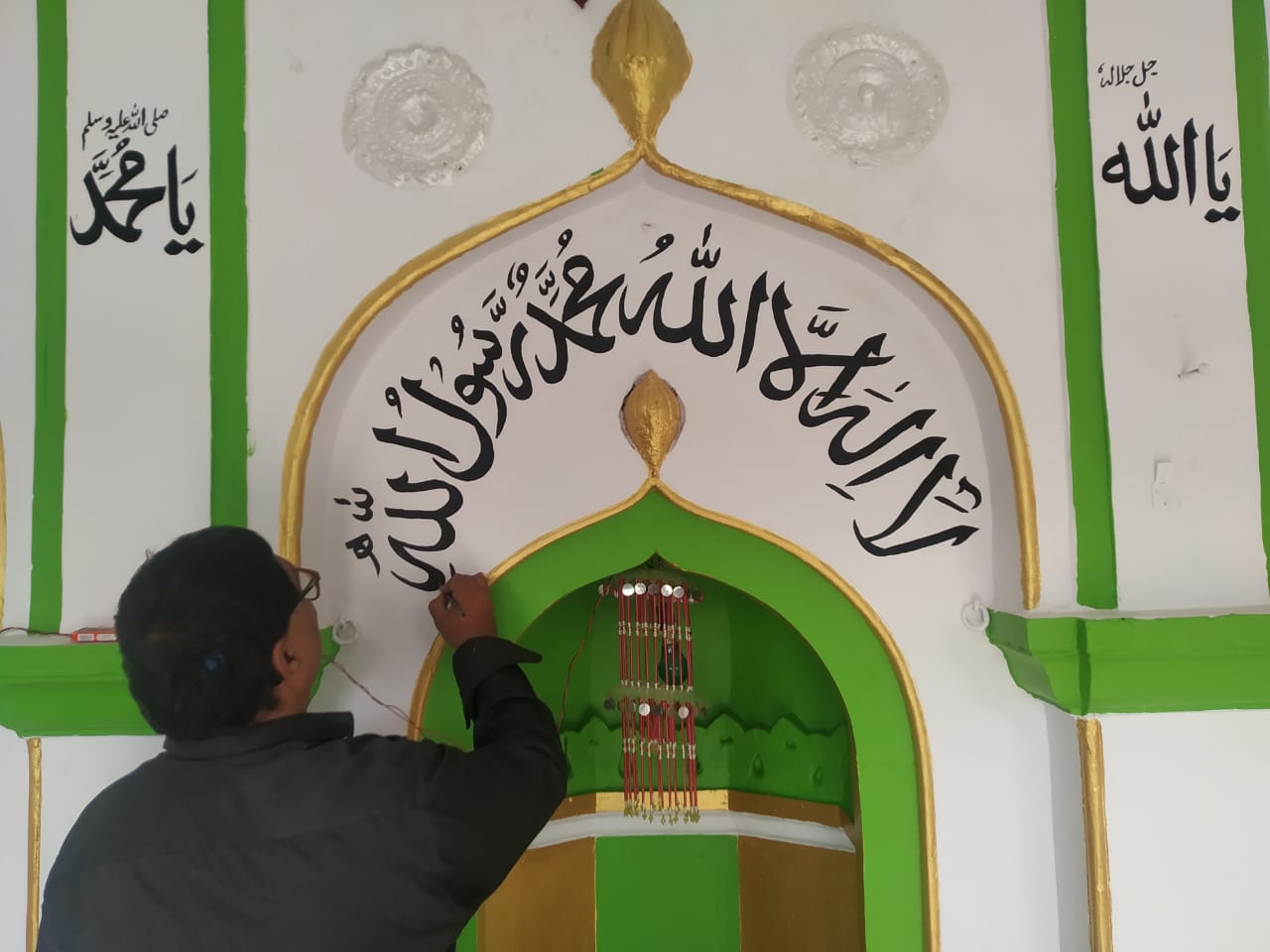 Anil Kumar Chowhan working at a mosque [Courtesy of Anil Kumar Chowhan]