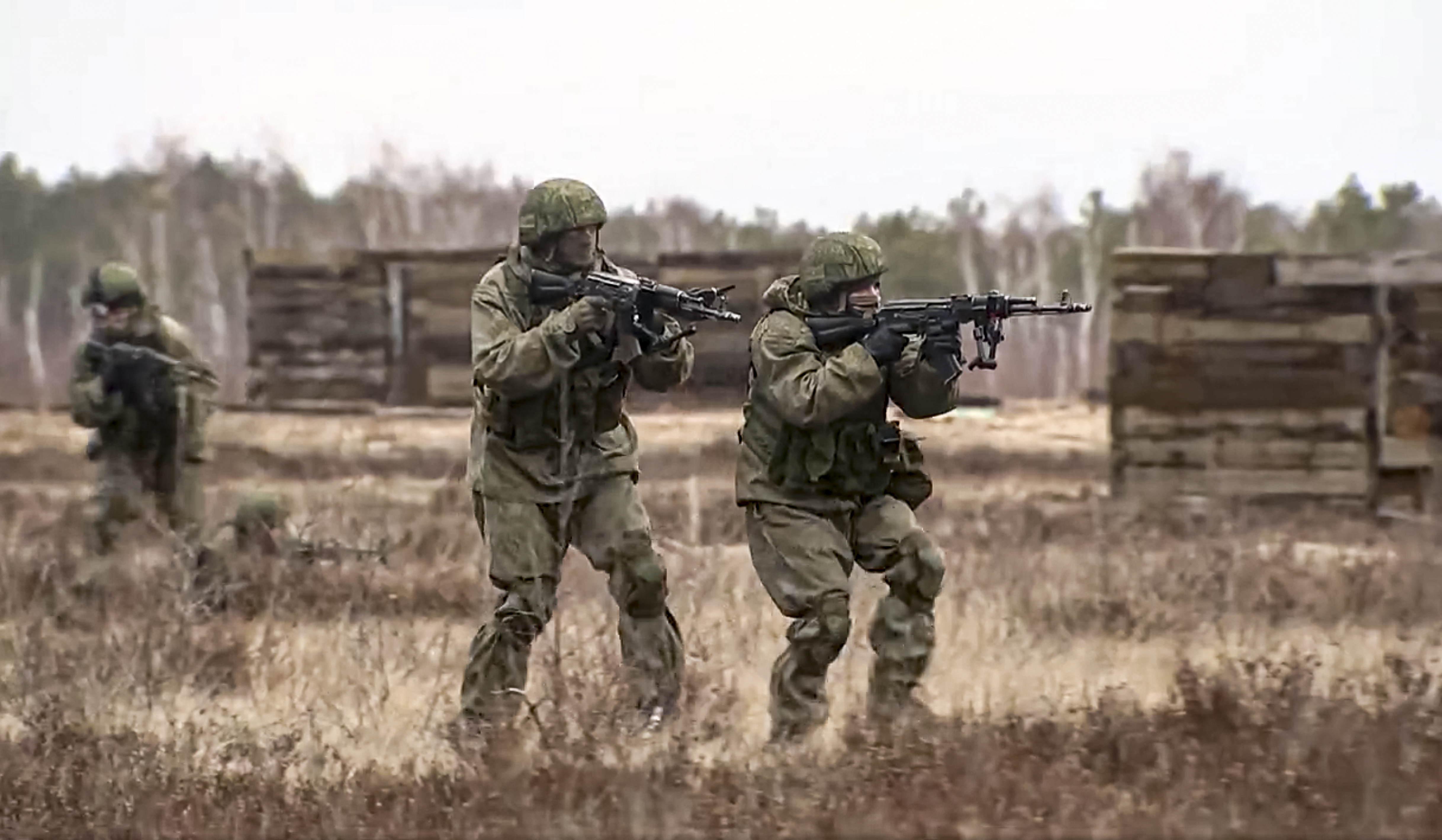 Soldiers practice at the Obuz-Lesnovsky training ground during the Union Courage