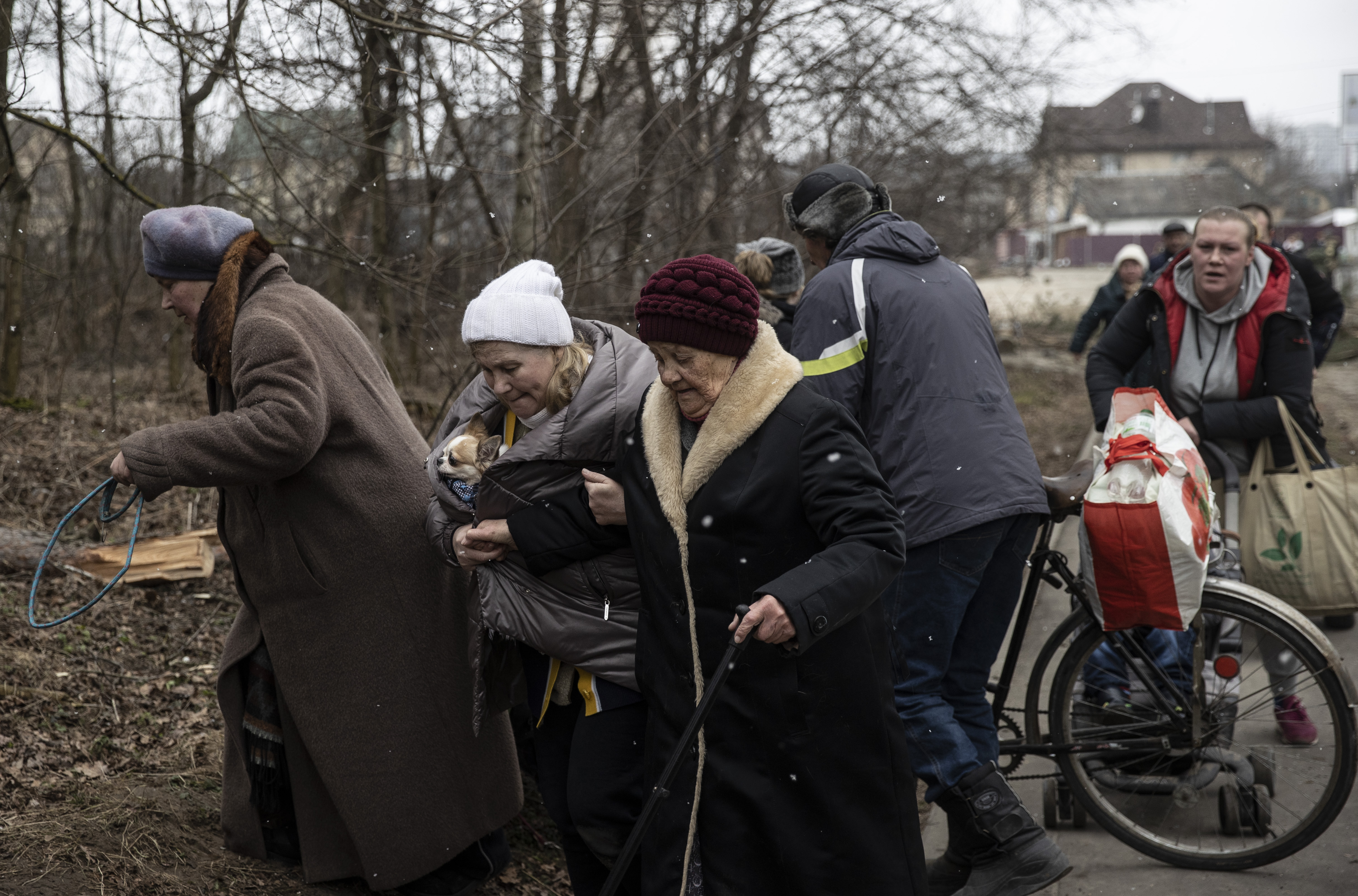 Civilians flee from Irpin due to ongoing Russian attacks
