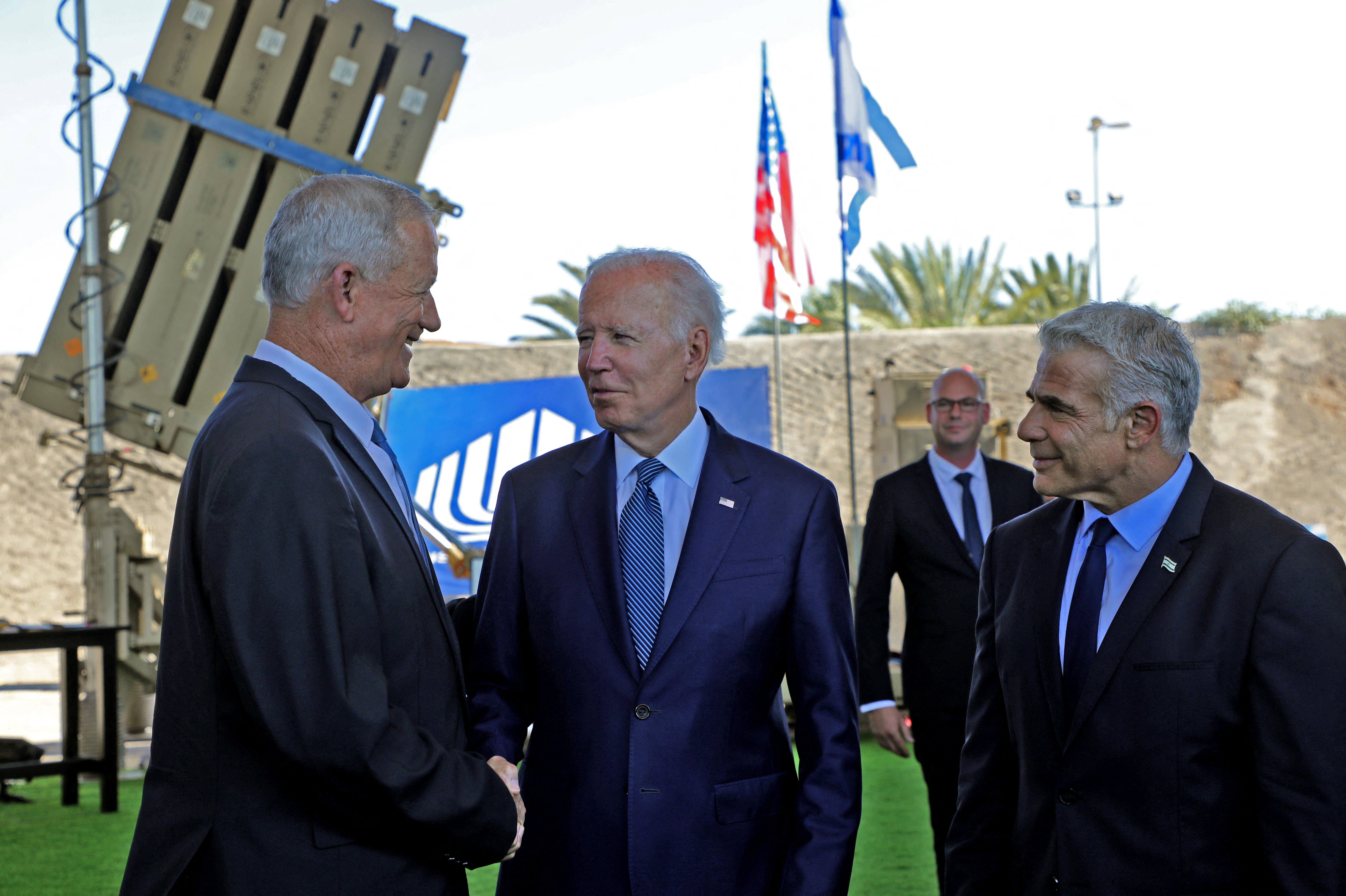 Biden shankes hands with Gantz