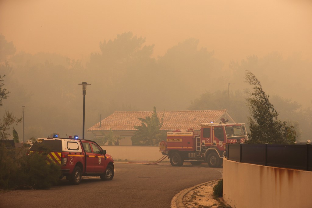 Firefighters take position in Cazaux as the city is being evacuated after the forest fire in La Teste-de-Buch spreads near the houses
