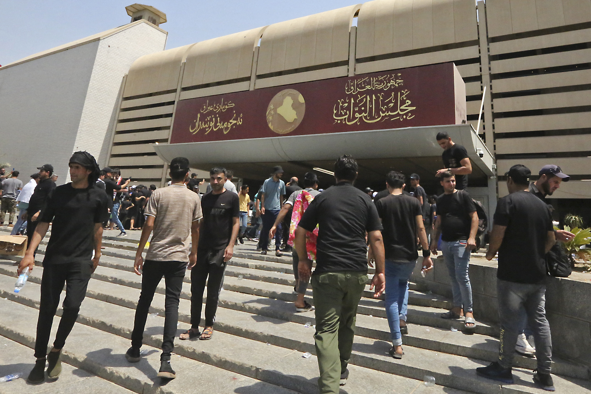 Supporters Iraq's powerful Shiite preacher Moqtada Sadr