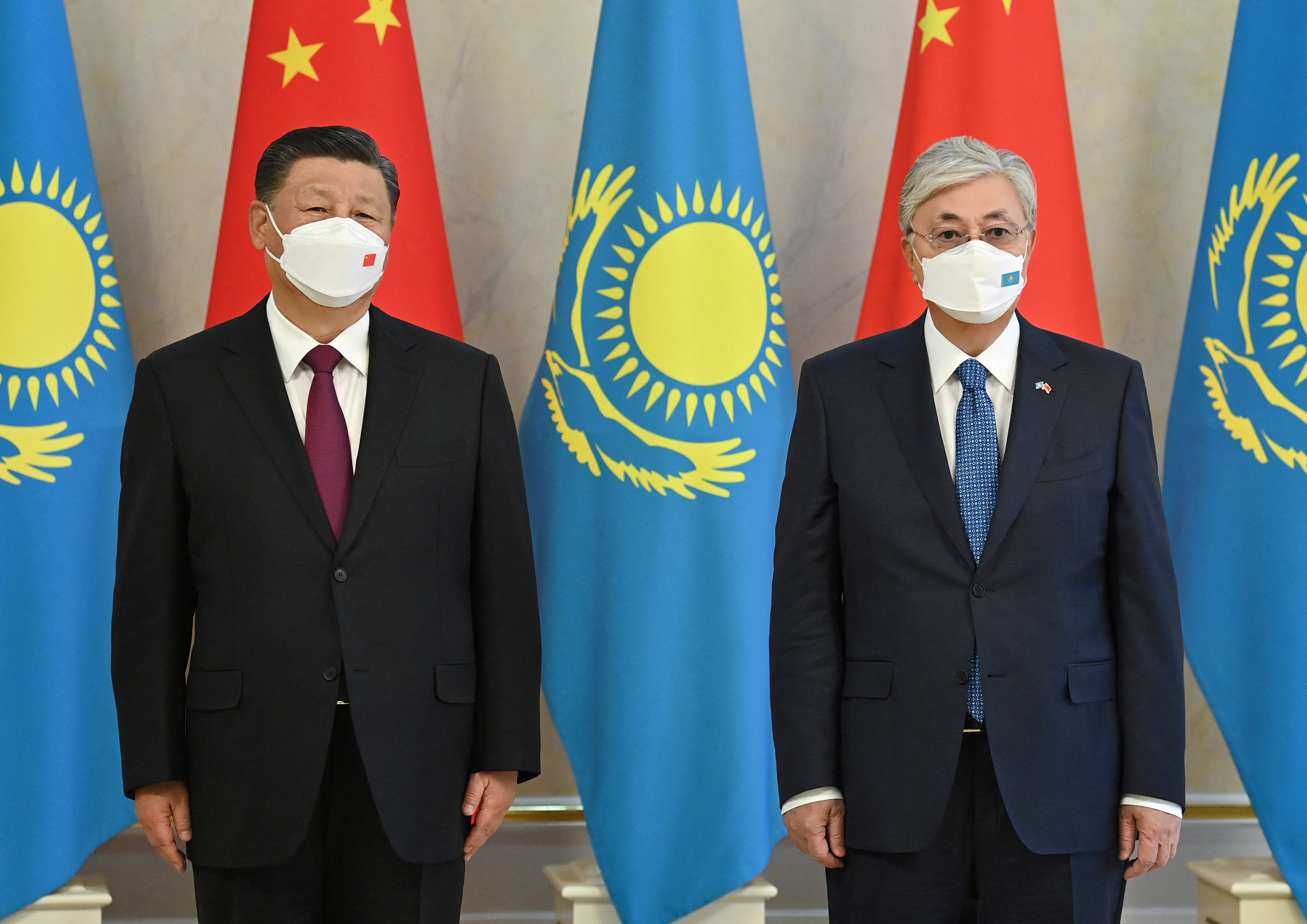 Chinese President Xi Jinping and Kazakh President Kassym-Jomart Tokayev pose for a picture during a meeting in Nur-Sultan