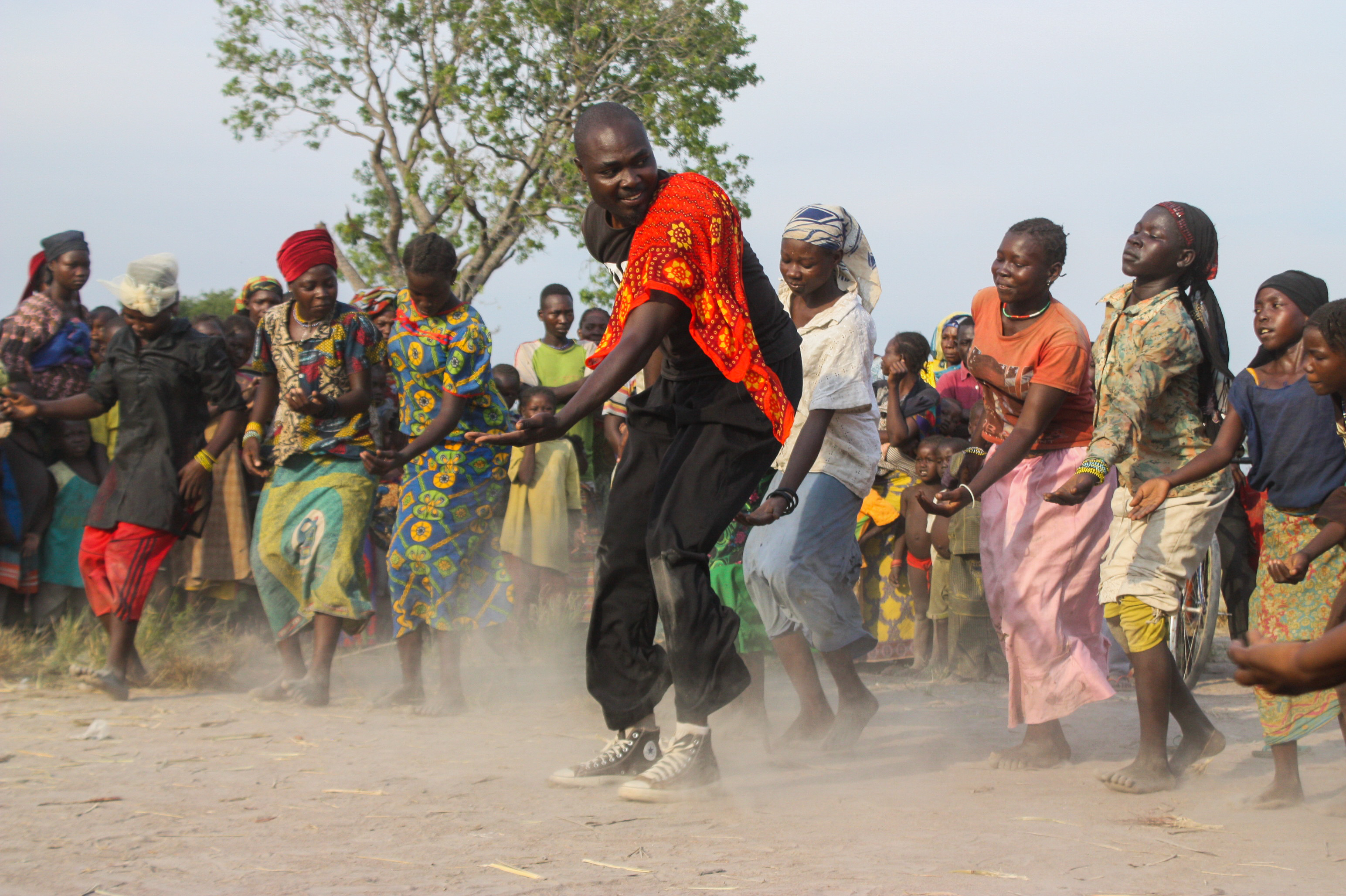 Taigué Ahmed, dancing in the centre here, leads Refugees on the Move, an initiative to use dance to enhance inter-community dialogue in different parts of Africa.