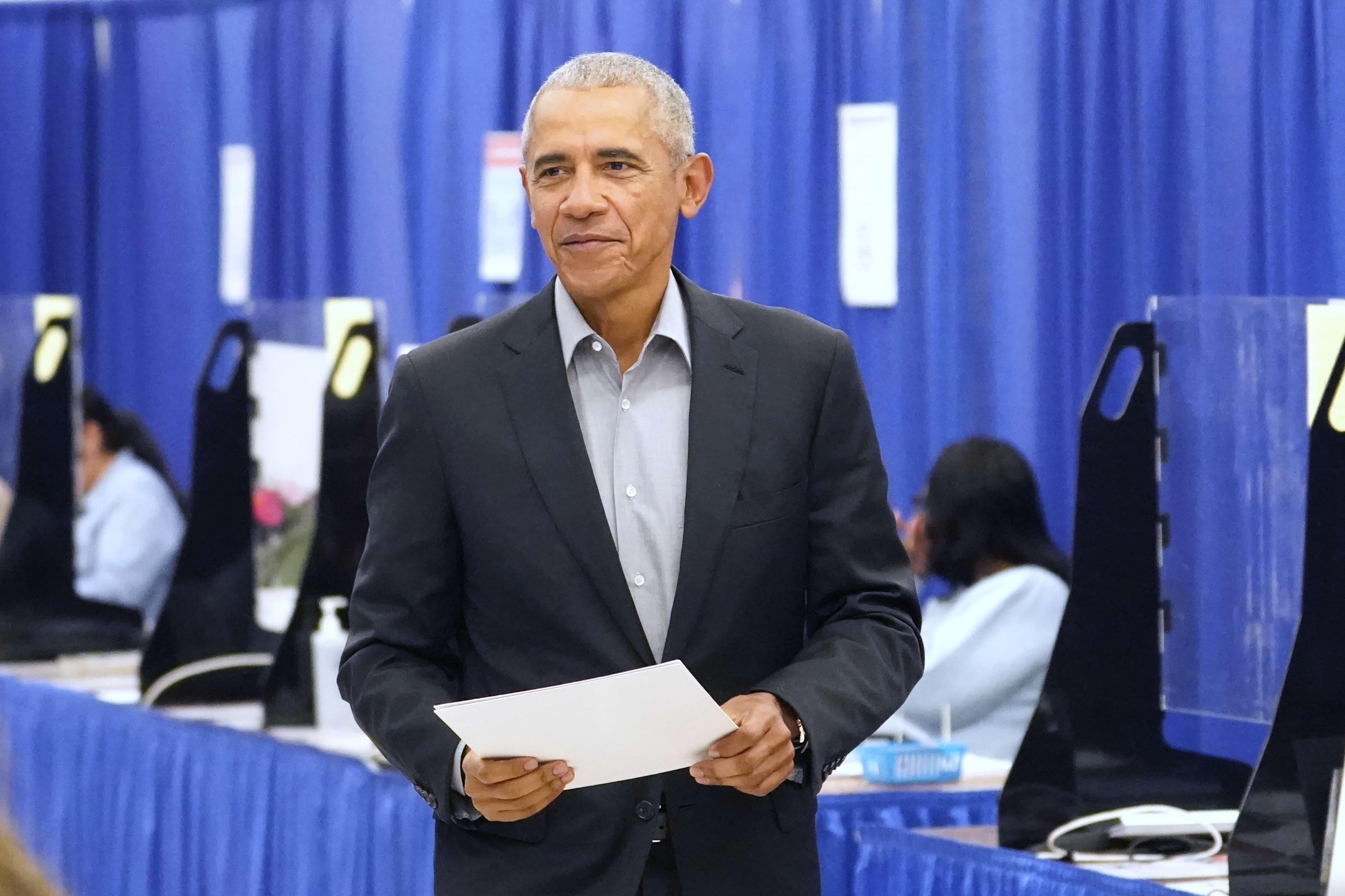Barack Obama holds a vote as he heads to cast his ballot