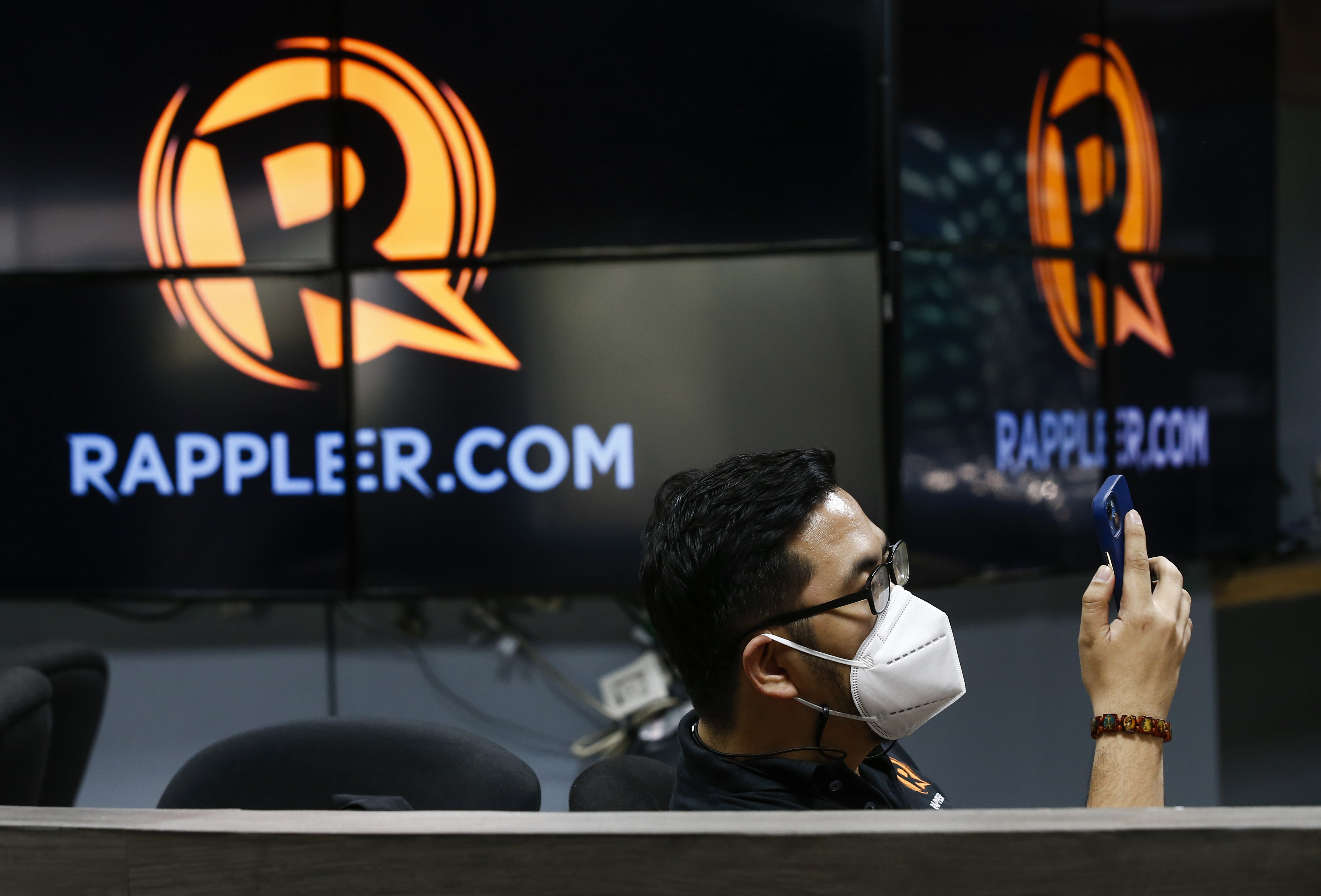 epa10040302 A staff of online news site Rappler views a smartphone at the Rappler office in Pasig City, east of Manila, Philippines 29 June 2022. Rappler CEO Maria Ressa on 29 June announced that the Philippine government's Securities and Exchange Commission (SEC) upheld a January 2018 decision revoking the certificates of incorporation of Rappler. EPA-EFE/ROLEX DELA PENA