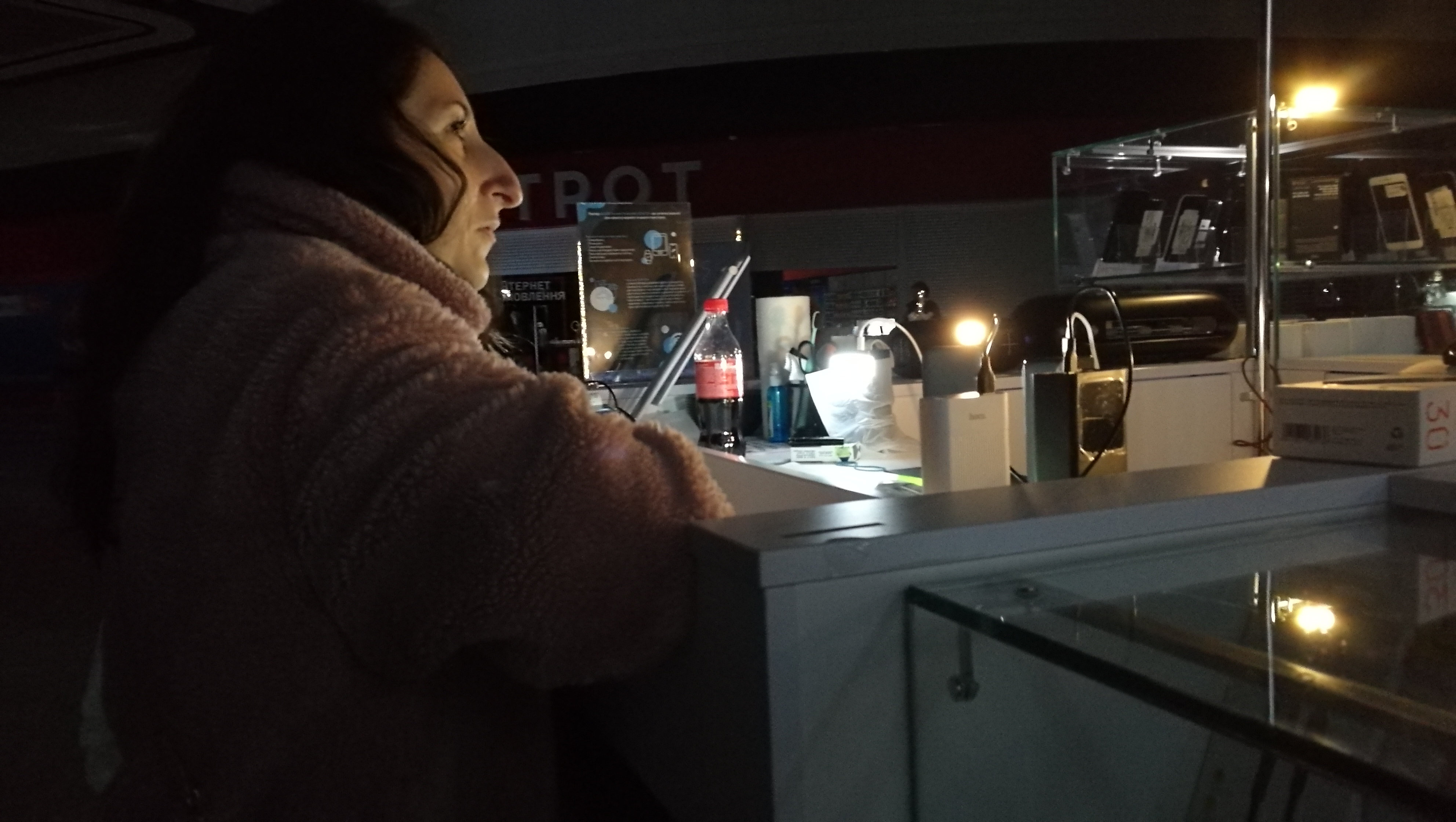A-Ukrainian-woman-buys-a-powerbank-in-Kyiv.jpg