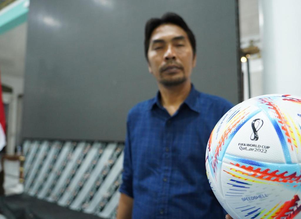 Ahmad Dawami, the regent of Madiun, holding an official match ball for the World Cup 2022.