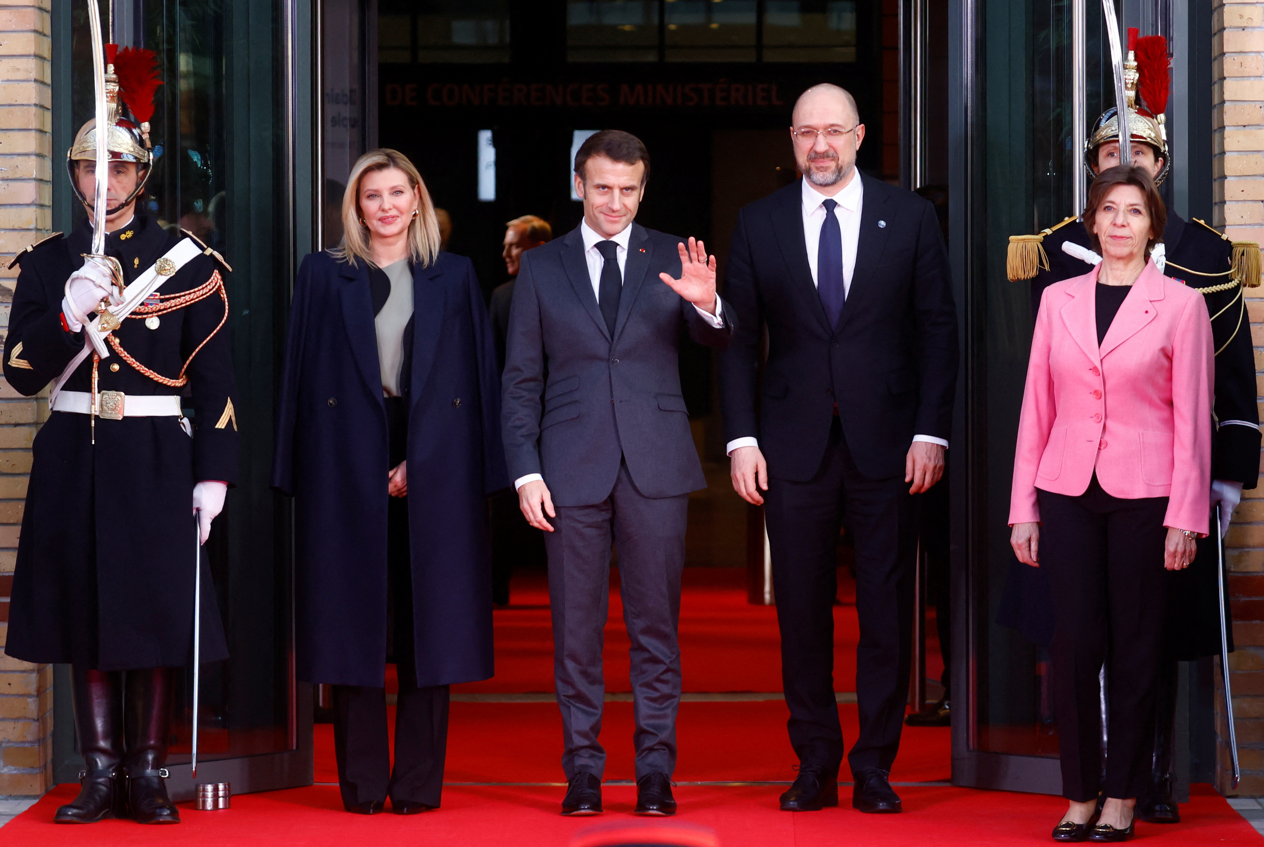 Ukraine's first lady Olena Zelenska, French President Emmanuel Macron, Ukrainian Prime Minister Denys Shmyhal and French Foreign Minister Catherine Colonna pose as they arrive to attend the international conference "Standing With the Ukrainian People" in Paris, France, December 13, 2022. REUTERS/Gonzalo Fuentes