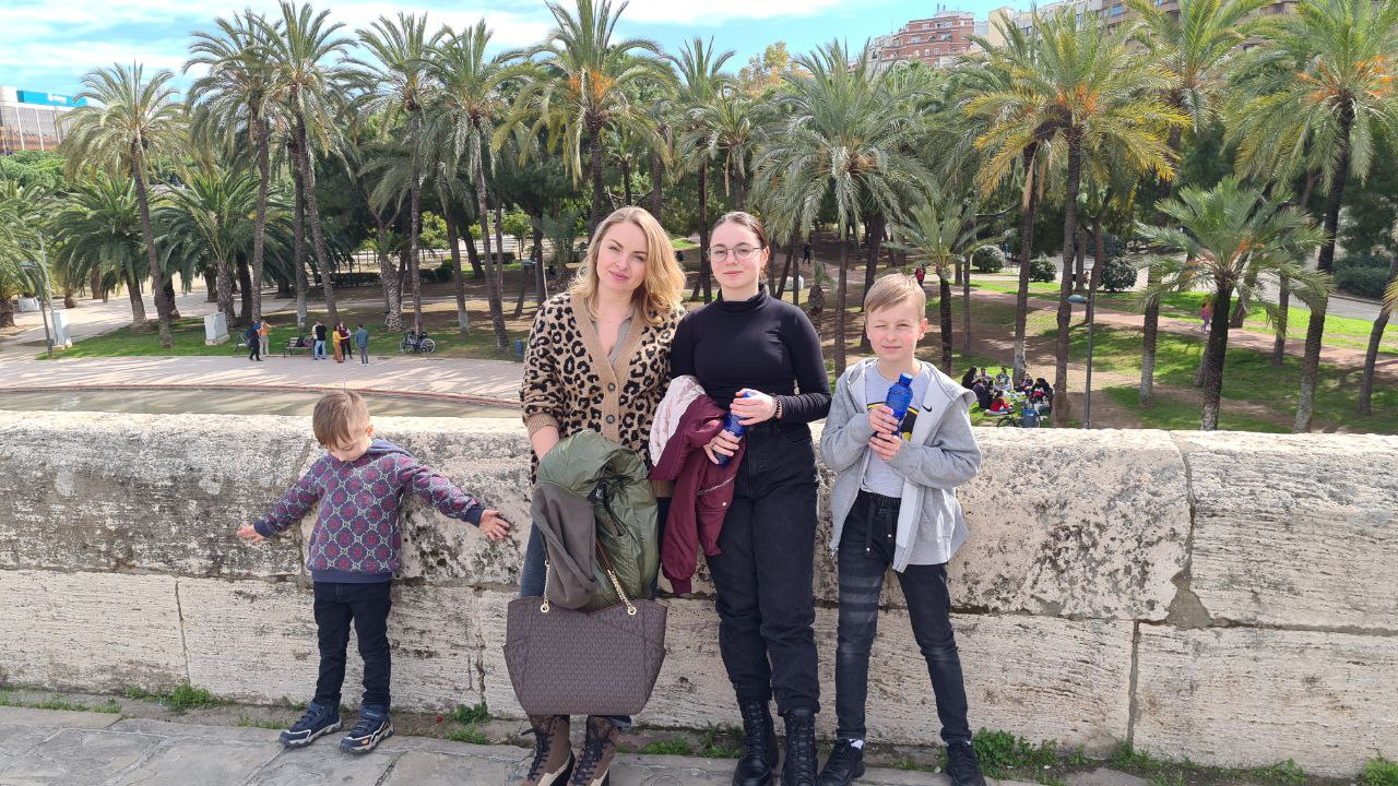 Ukrainian refugee Olena Galushko and her three children