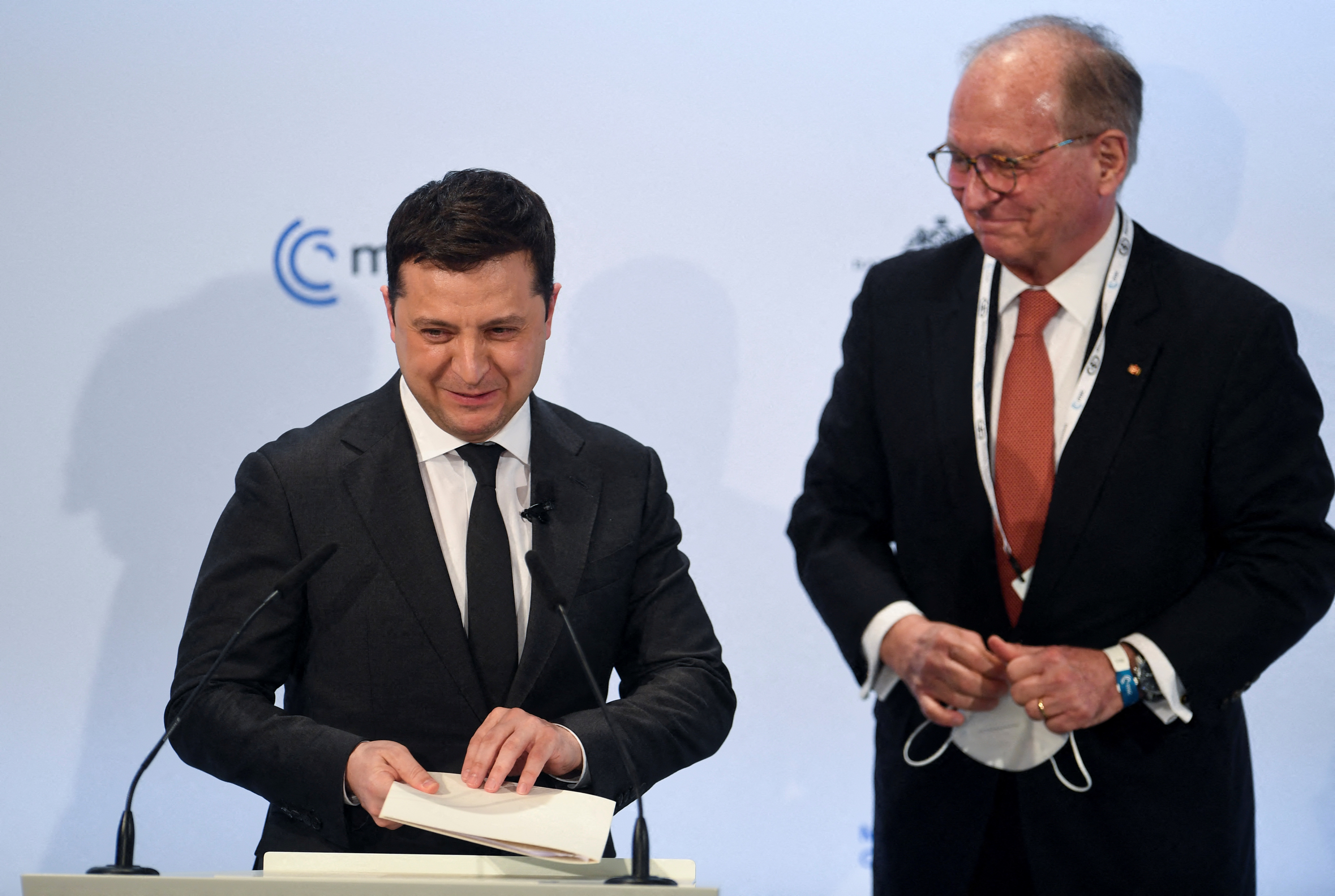Munich Security Conference Chairman Wolfgang Ischinger stands next to Ukrainian President Volodymyr Zelenskiy ahead of his speech during the annual Munich Security Conference, in Munich, Germany February 19, 2022. REUTERS/Andreas Gebert