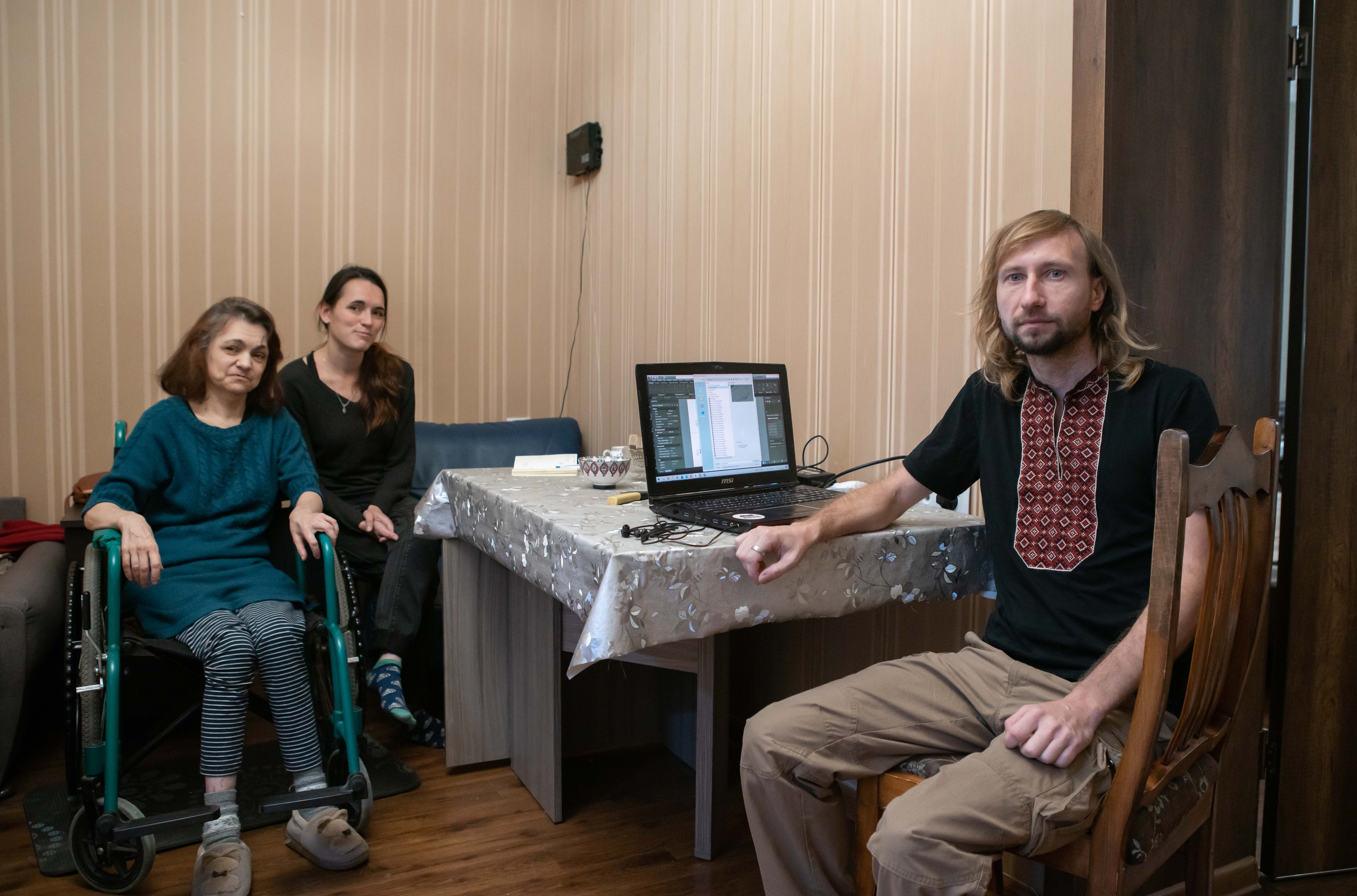 Oksana’s mother Tanya, Oksana and Sergio live together in a one-bedroom apartment that they rent in the eastern suburbs of Tbilisi. Oksana and Sergio sleep in the bedroom, while Oksana’s mother occupies a corner of the dining area