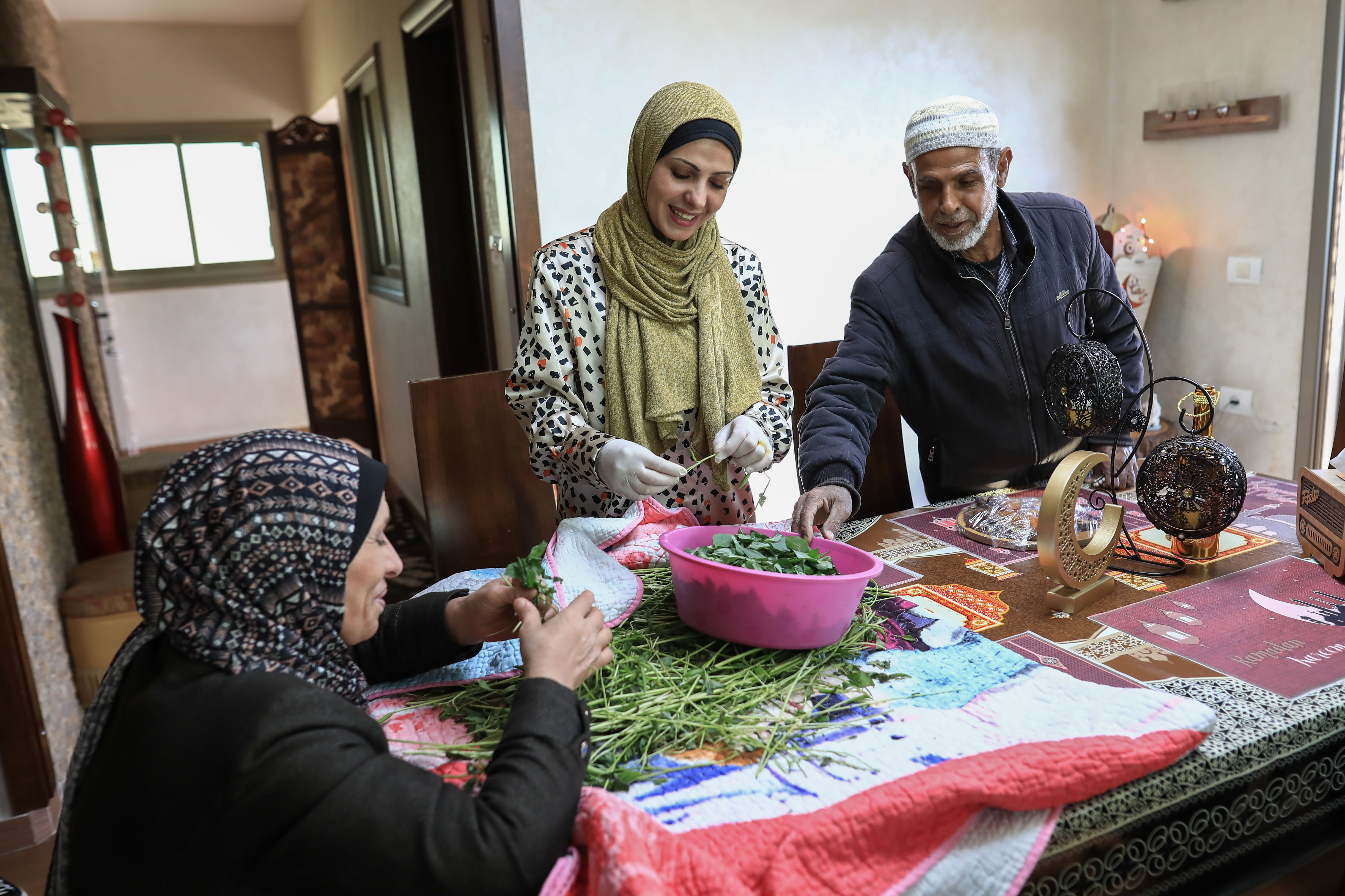 The whole family pitches in to help with iftar