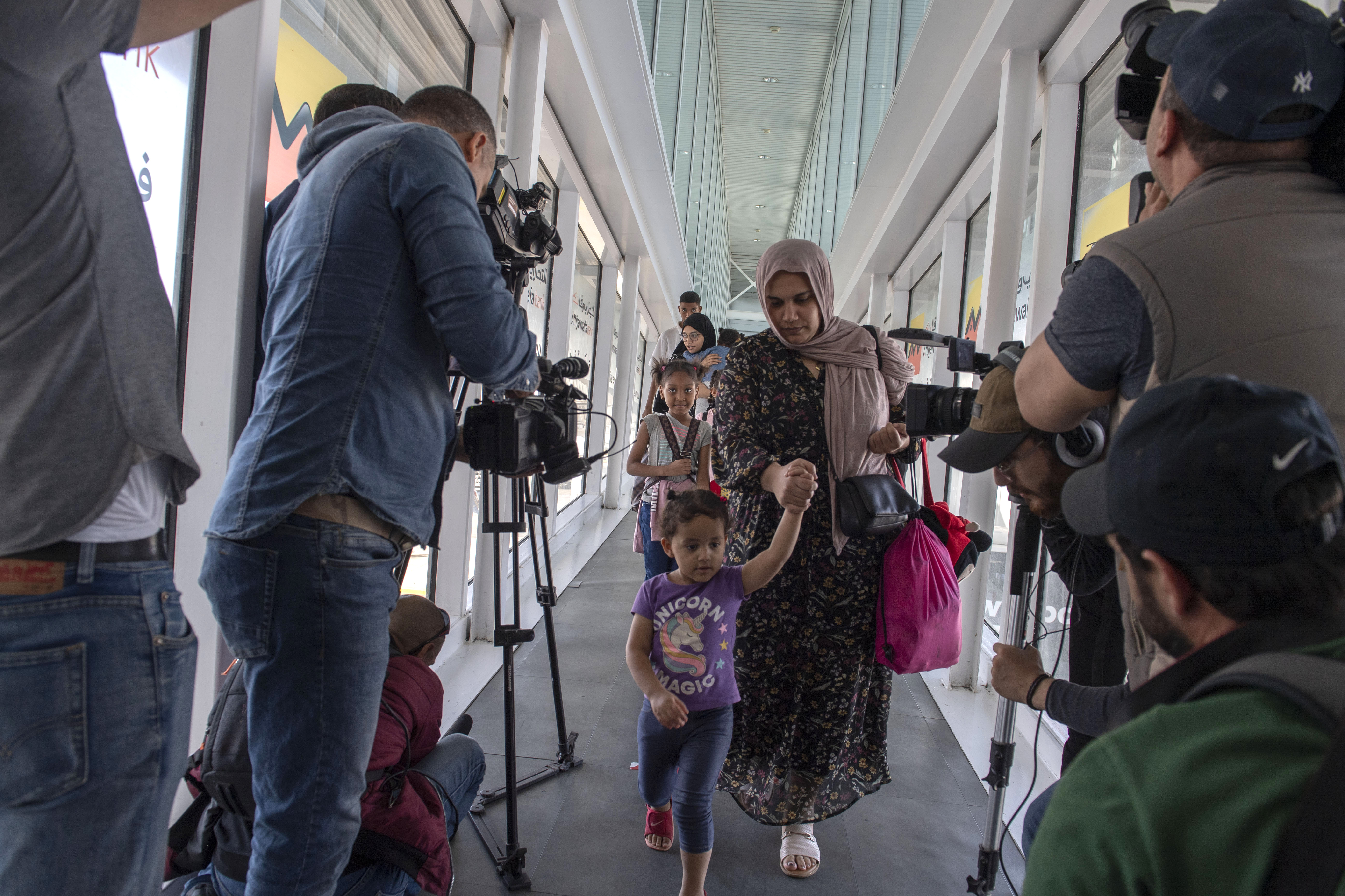 Sudanese crowd at borders to escape amid shaky truce
