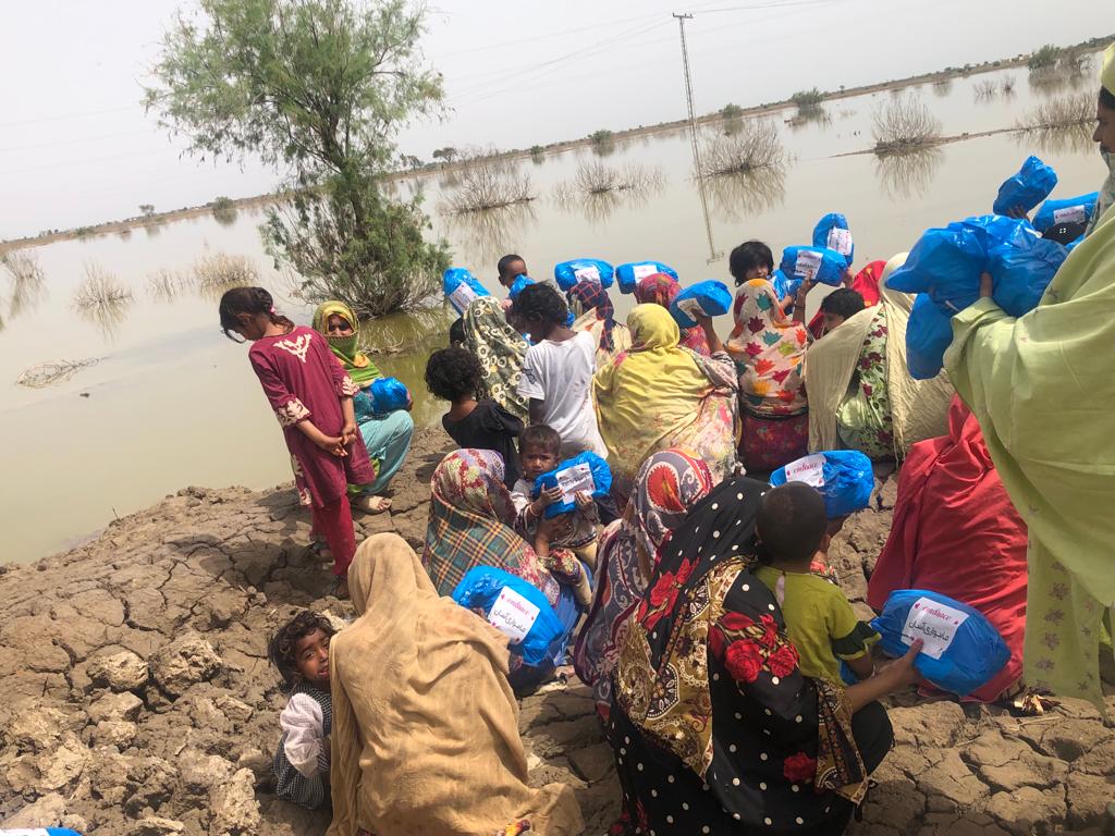 Mahwari justice is distributing period supplies to the flood affectees with the help of local midwives at Dera Murad Jamali, Balochistan:
