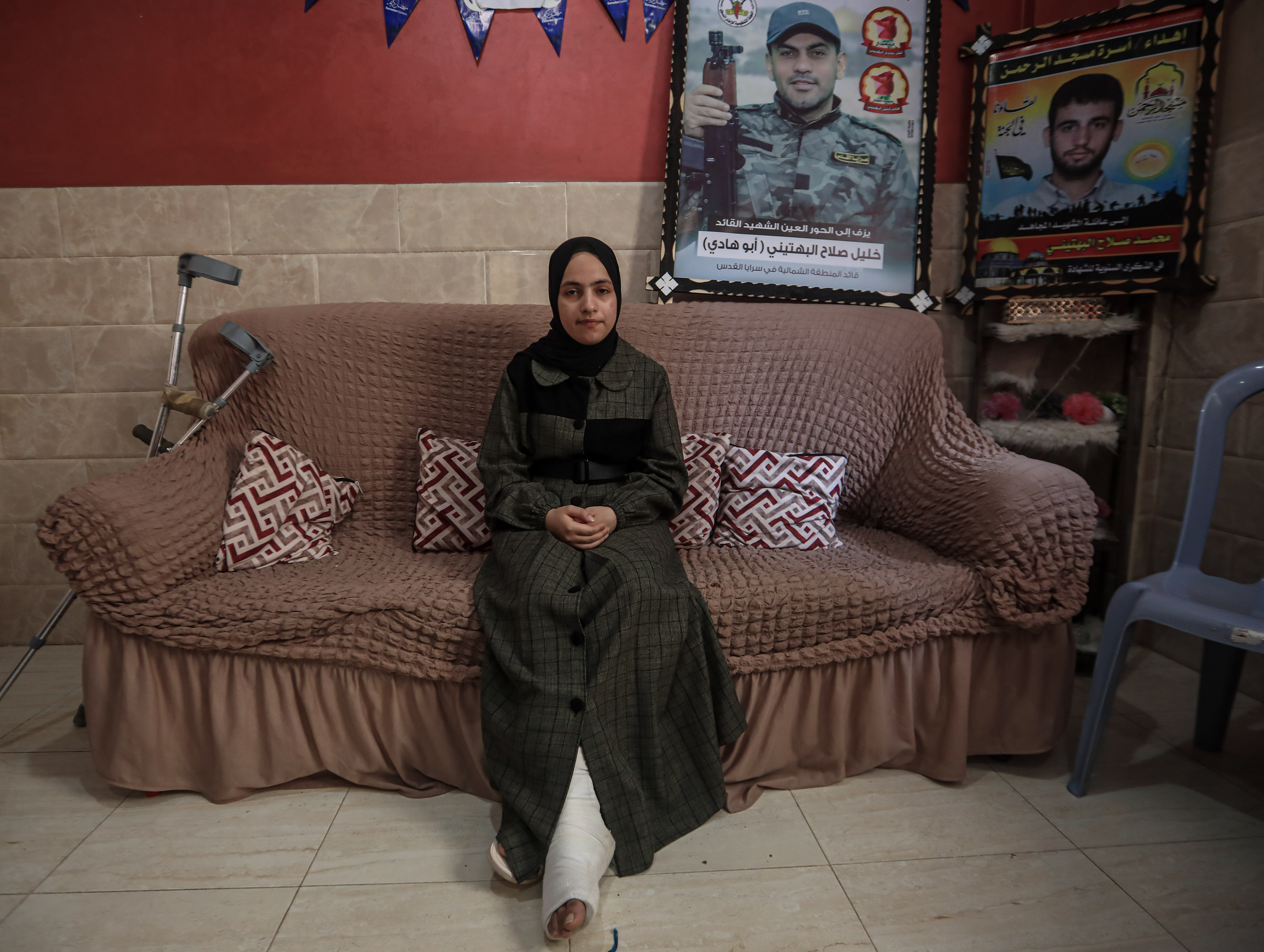 A girl injured in her leg