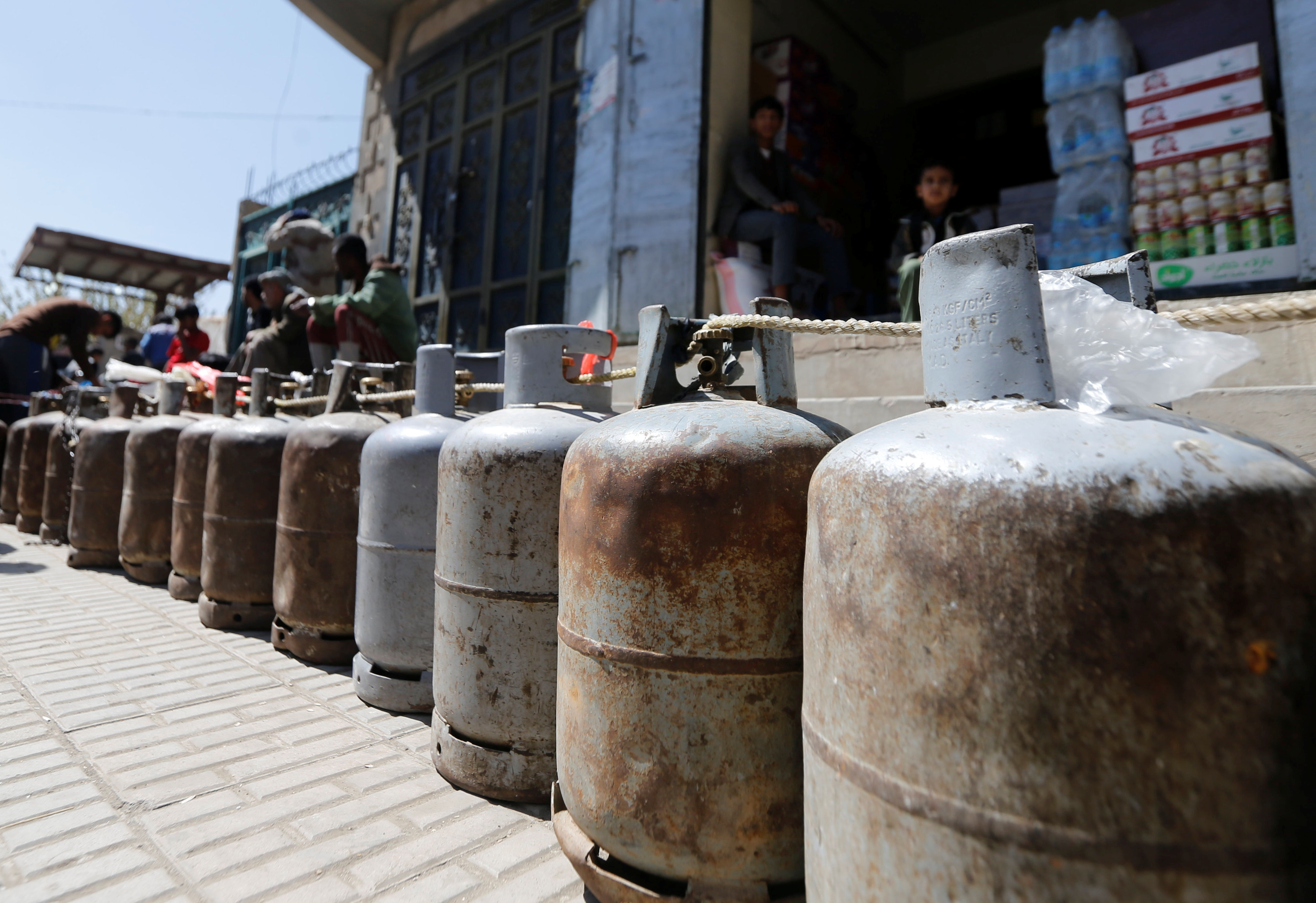Cooking gas cylinders are lined up outside a gas station amid supply shortage in Sanaa, Yemen November 7, 2017. REUTERS/Khaled Abdullah